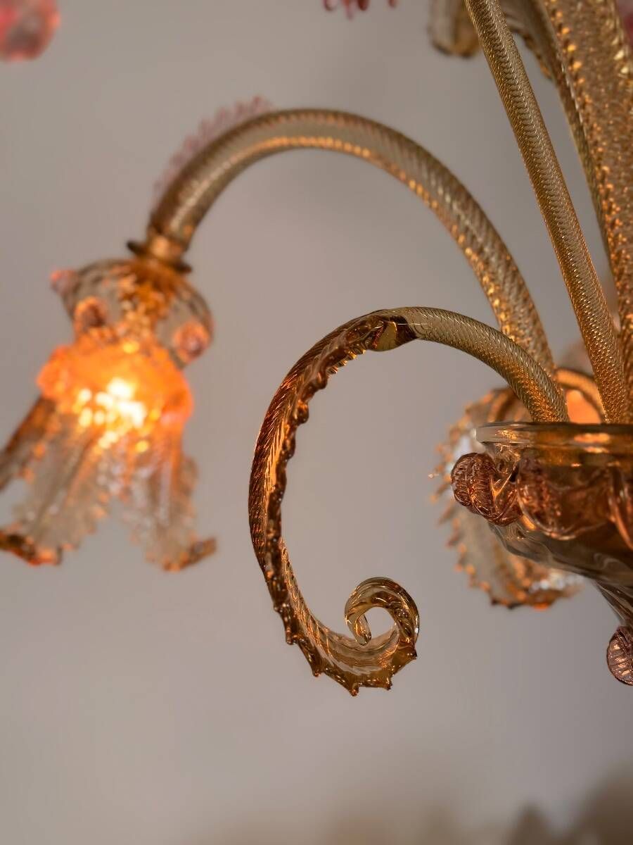 Venetian chandelier in gilded and pink Murano glass, 5 light arms, circa 1930.