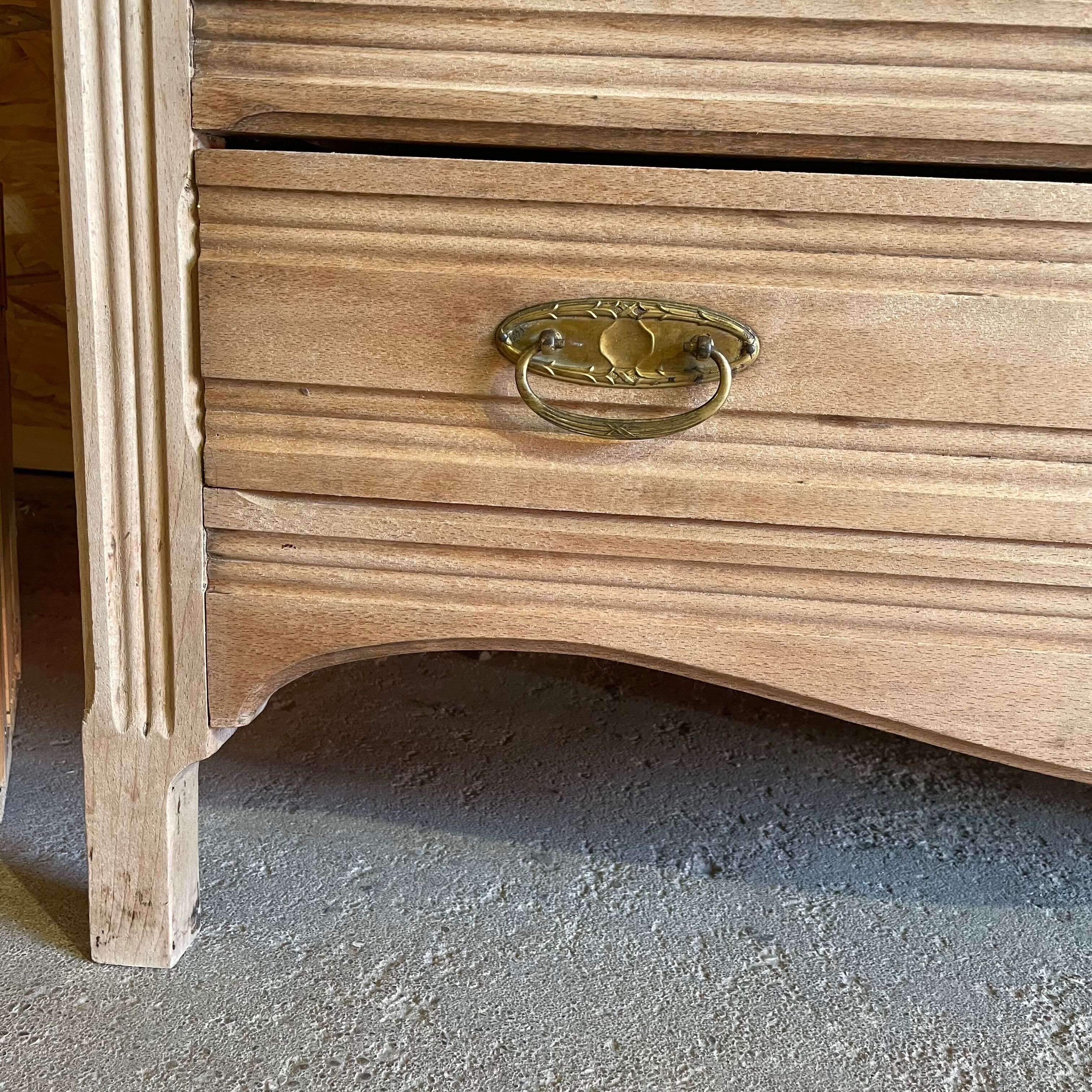 Armoire parisienne vintage avec miroir