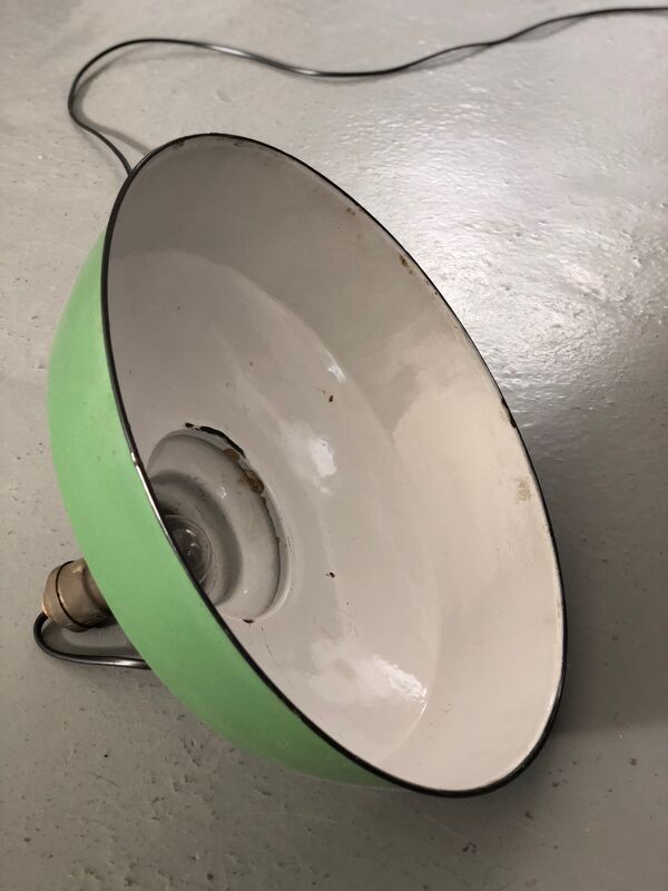 Suspensions industrielles en email kaki