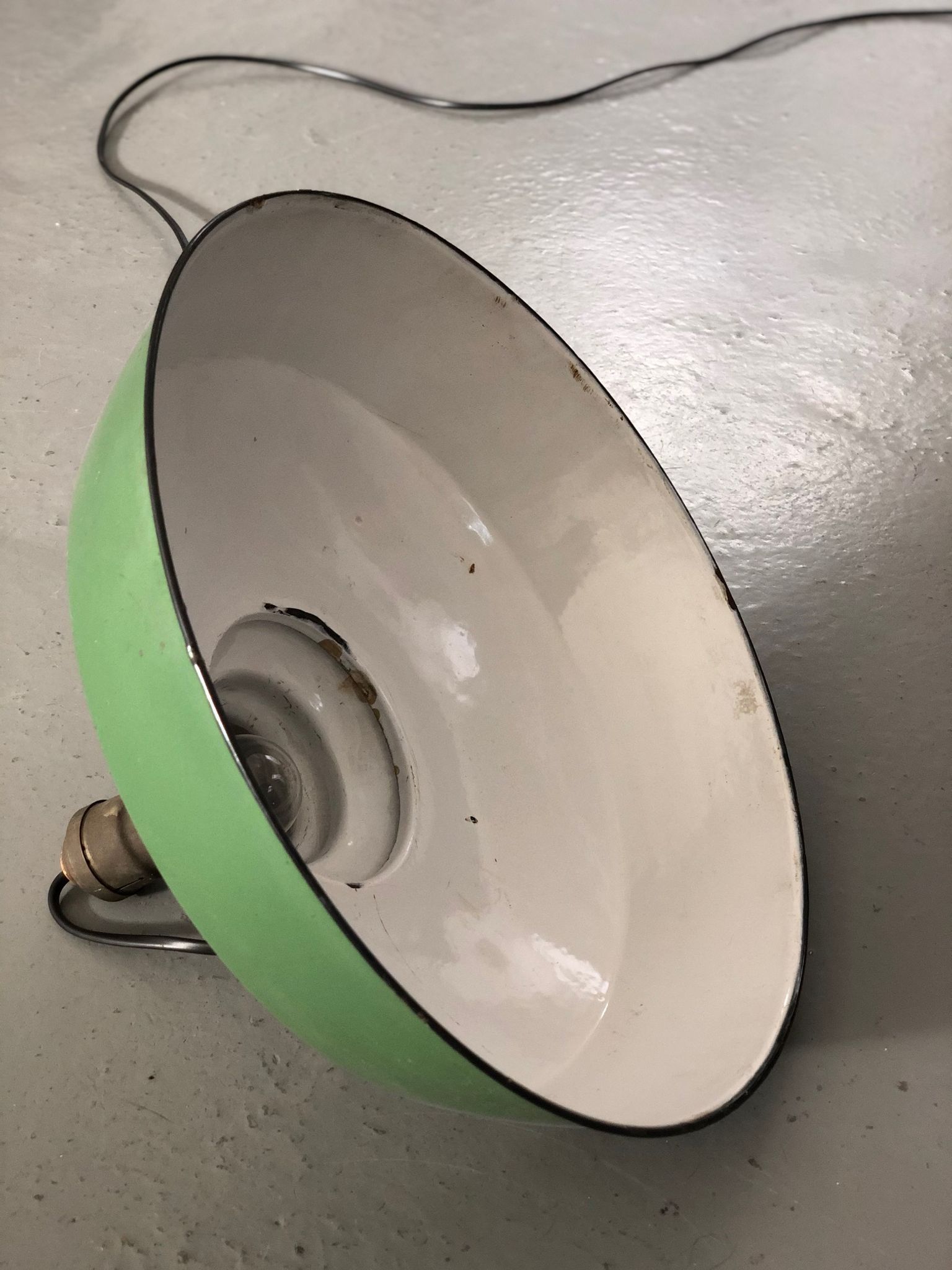 Suspensions industrielles en email kaki