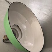Suspensions industrielles en email kaki