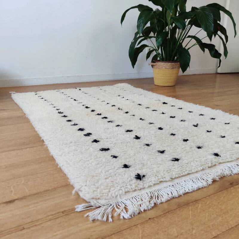Berber rug with aligned black dots 95x150 cm