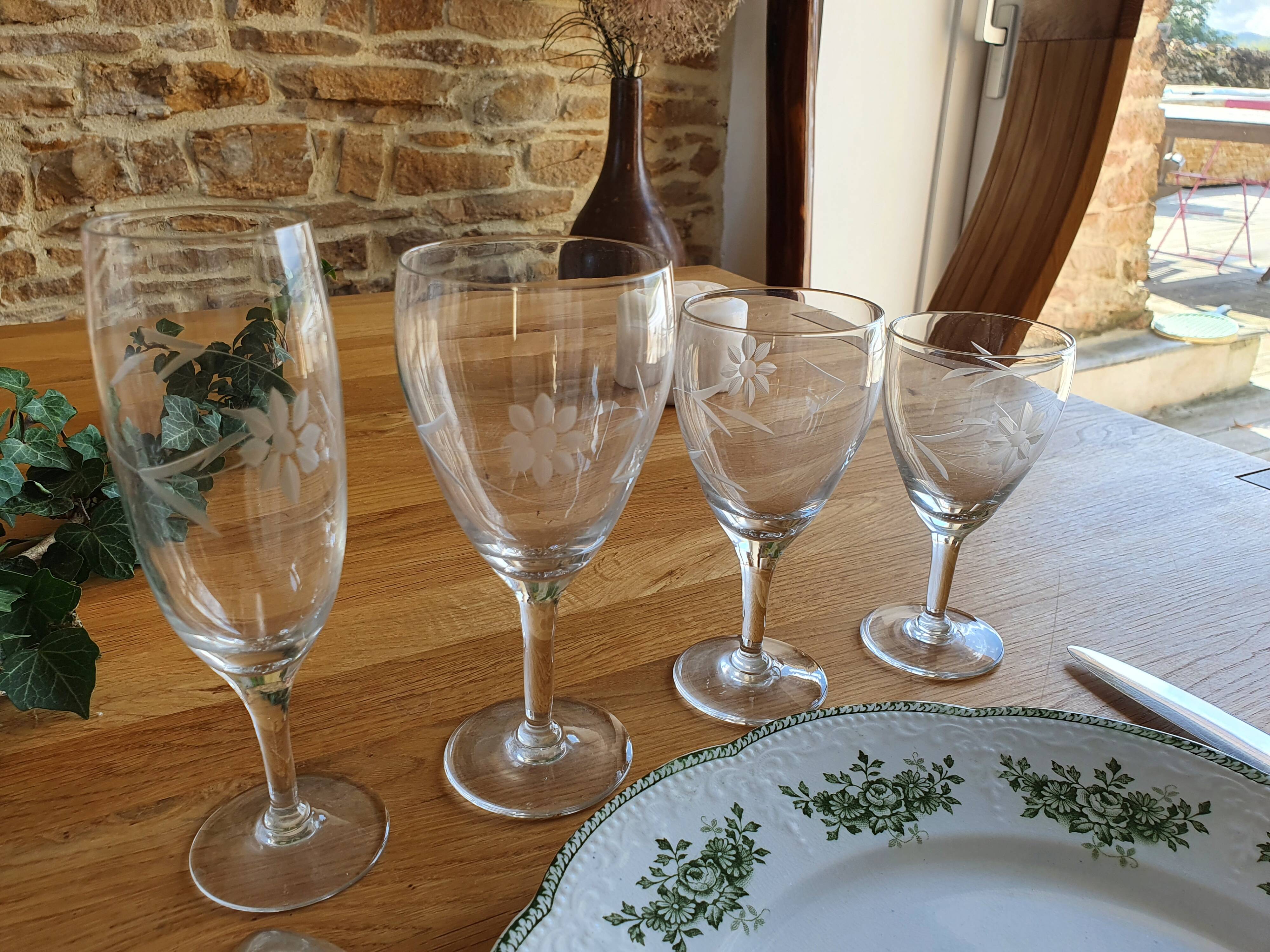 Lot of 11 crystal wine glasses
