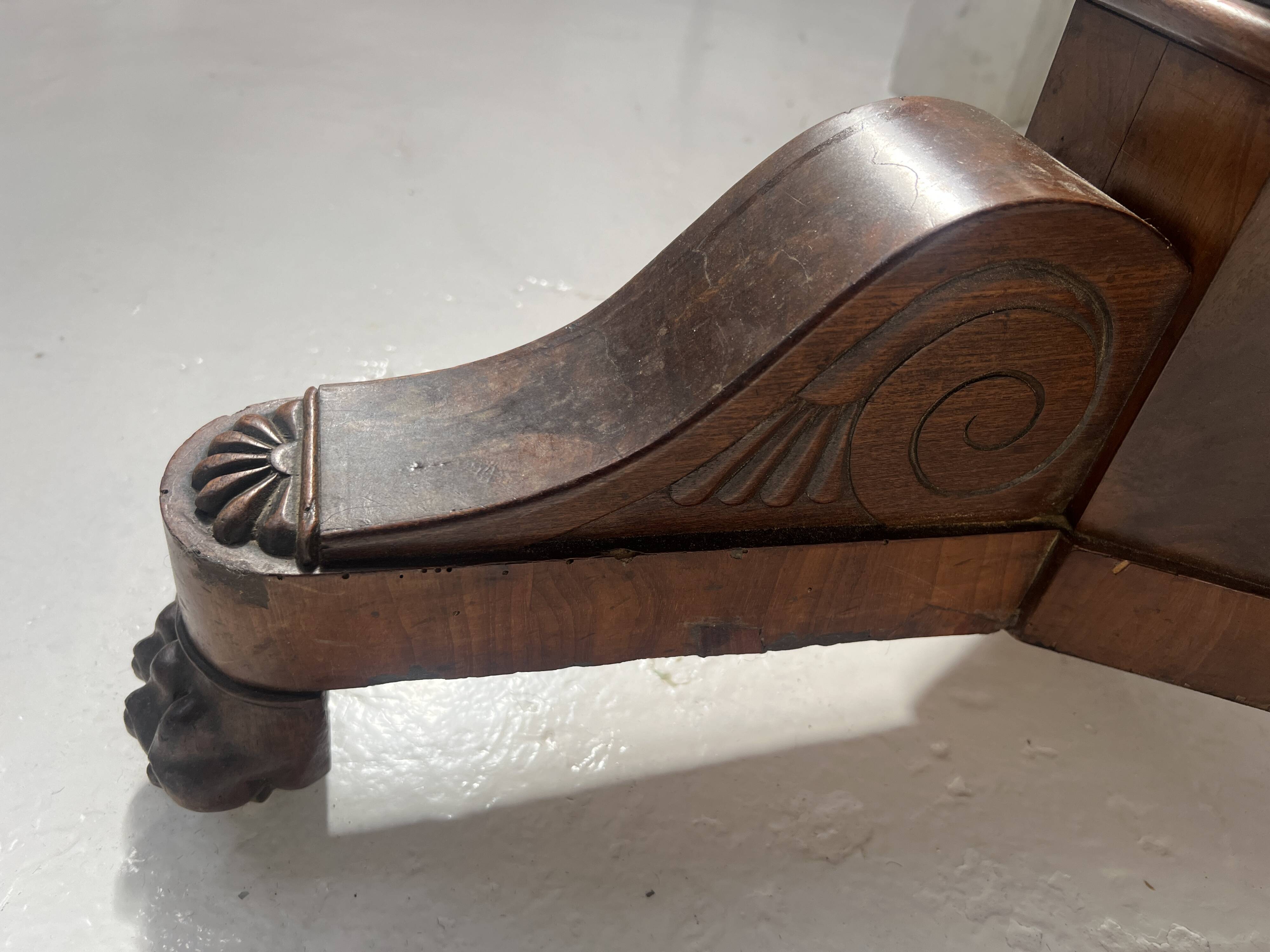 Empire-style mahogany and veneer guéridon, 19th century.