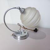 lampe de table art déco avec un verre en opaline blanche 231137