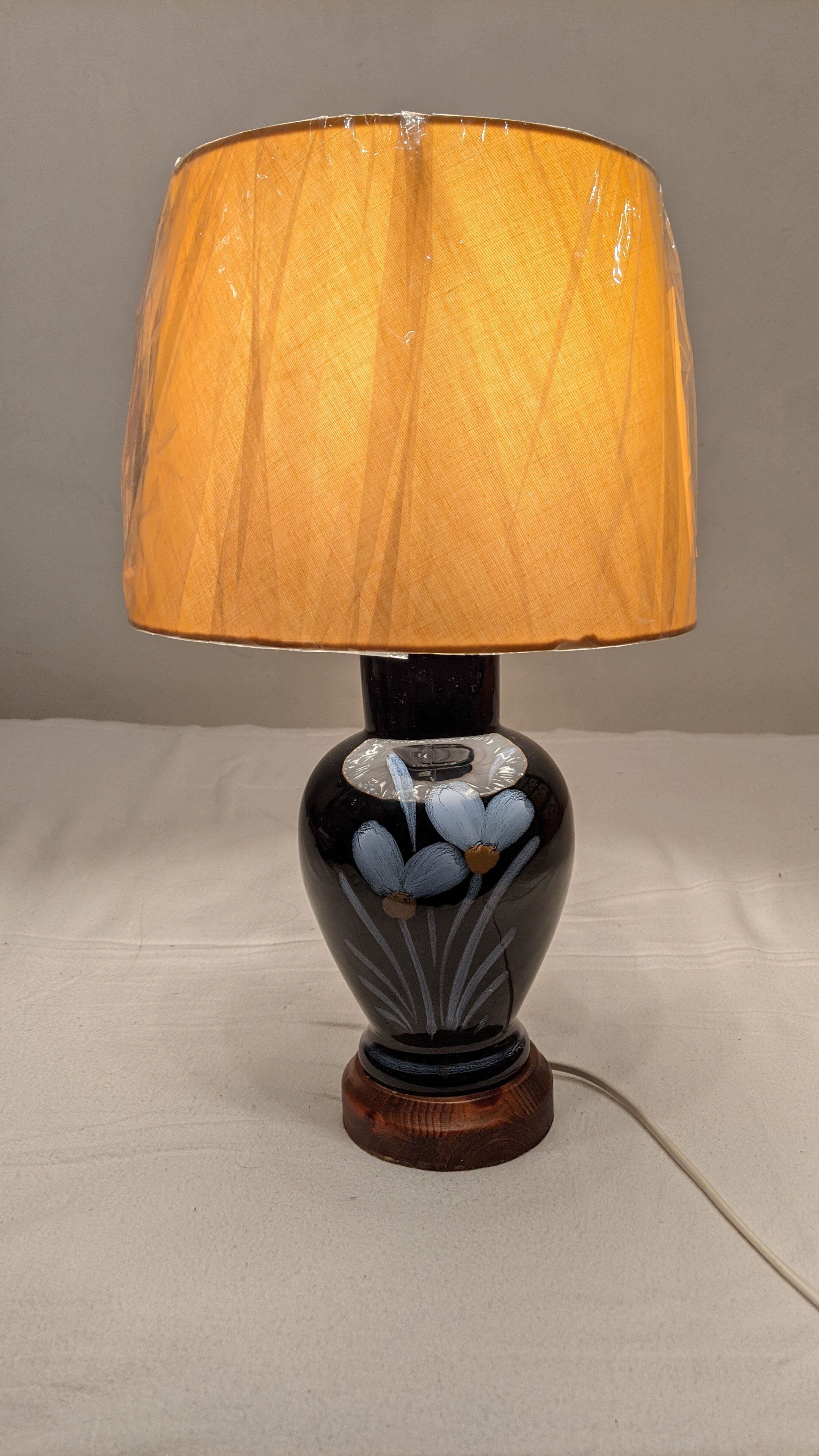 Very nice vintage lamp to lay in excellent hand-painted condition