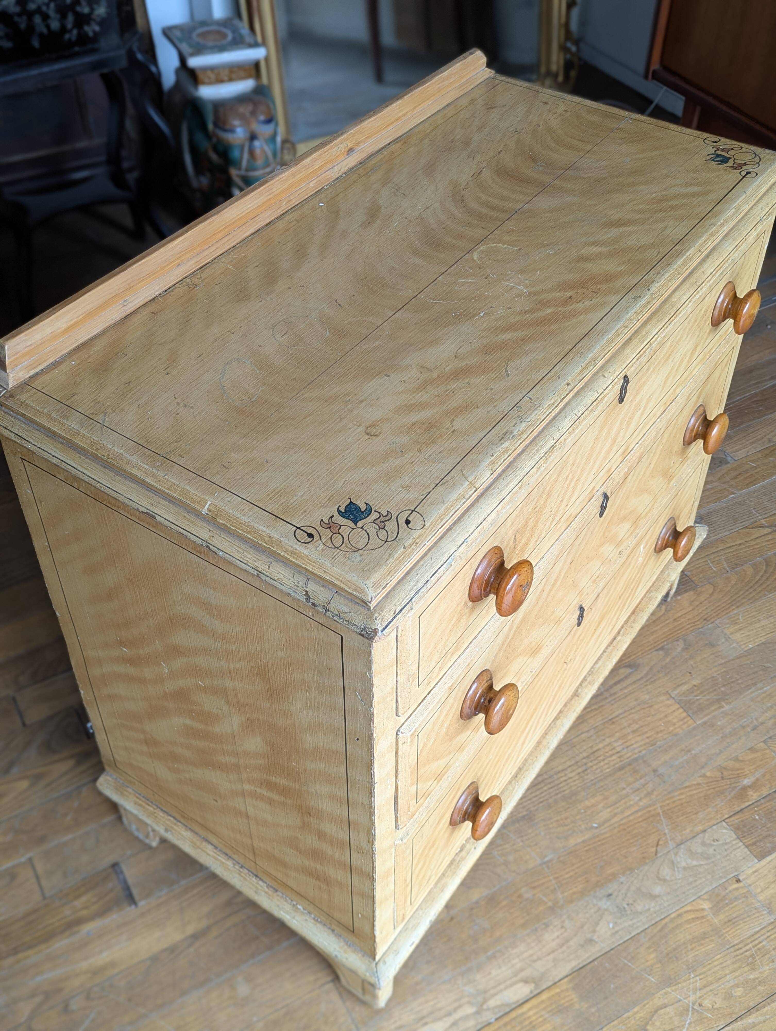 Petite commode anglaise ancienne