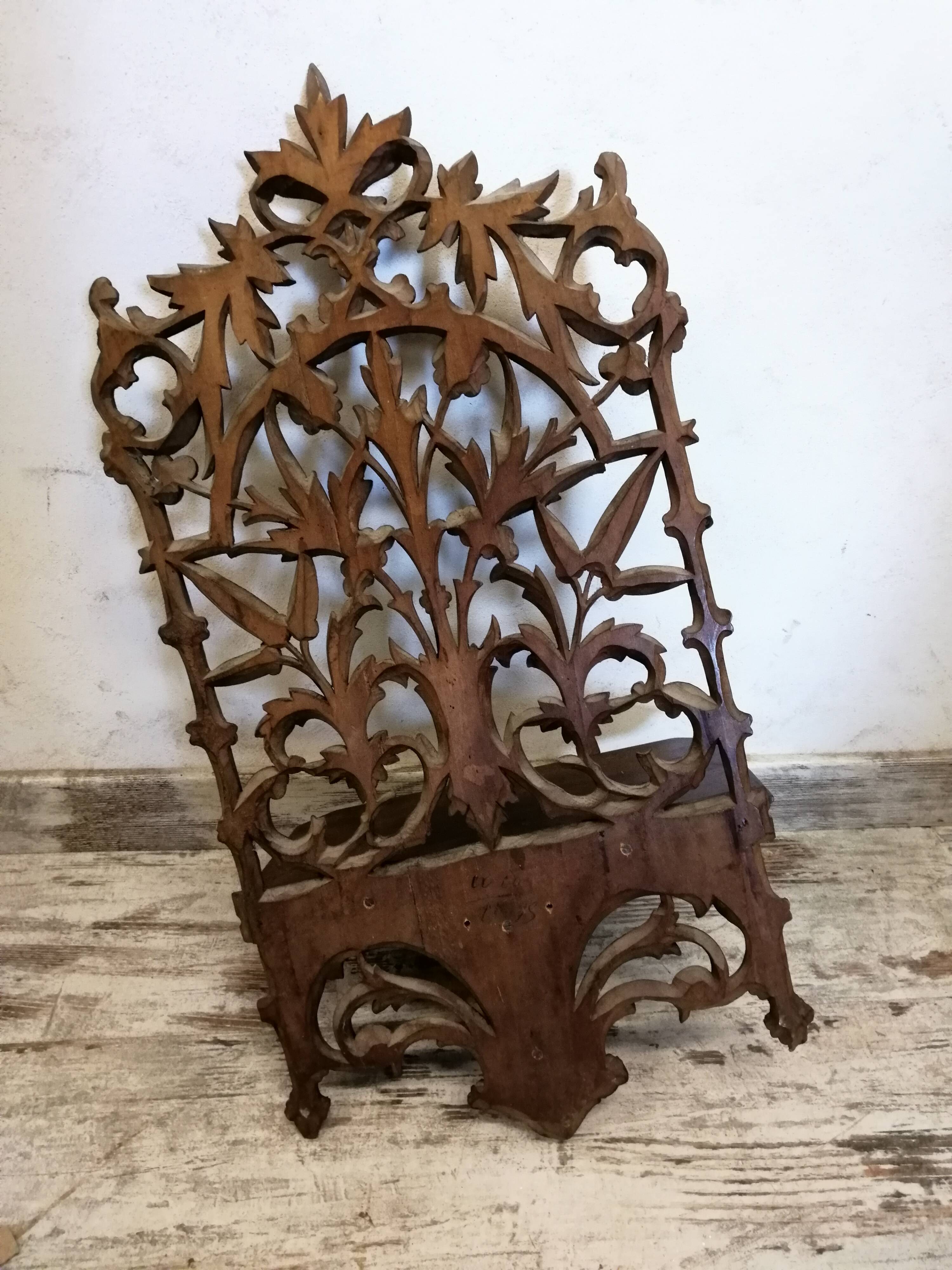 Étagère murale en bois sculpté