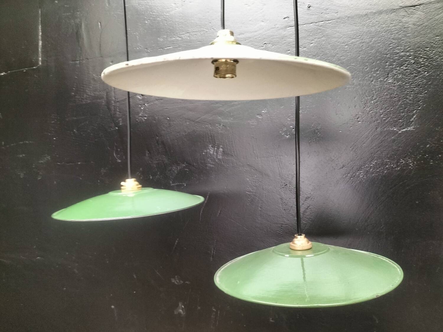 Enamelled sheet metal suspensions