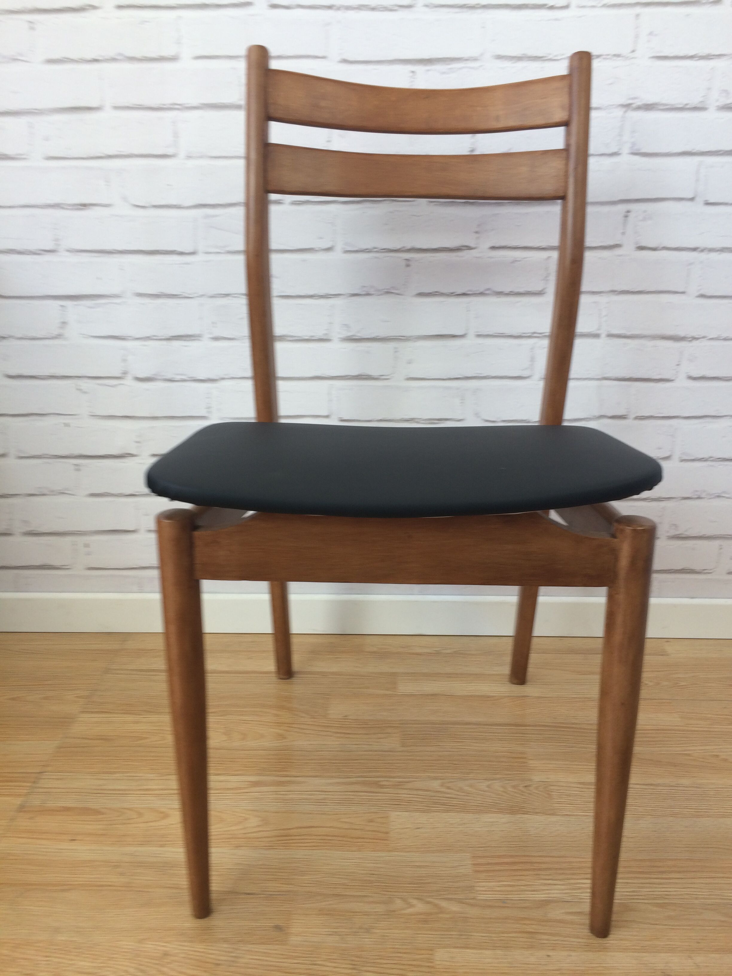 Lot of 2 Scandinavian chairs