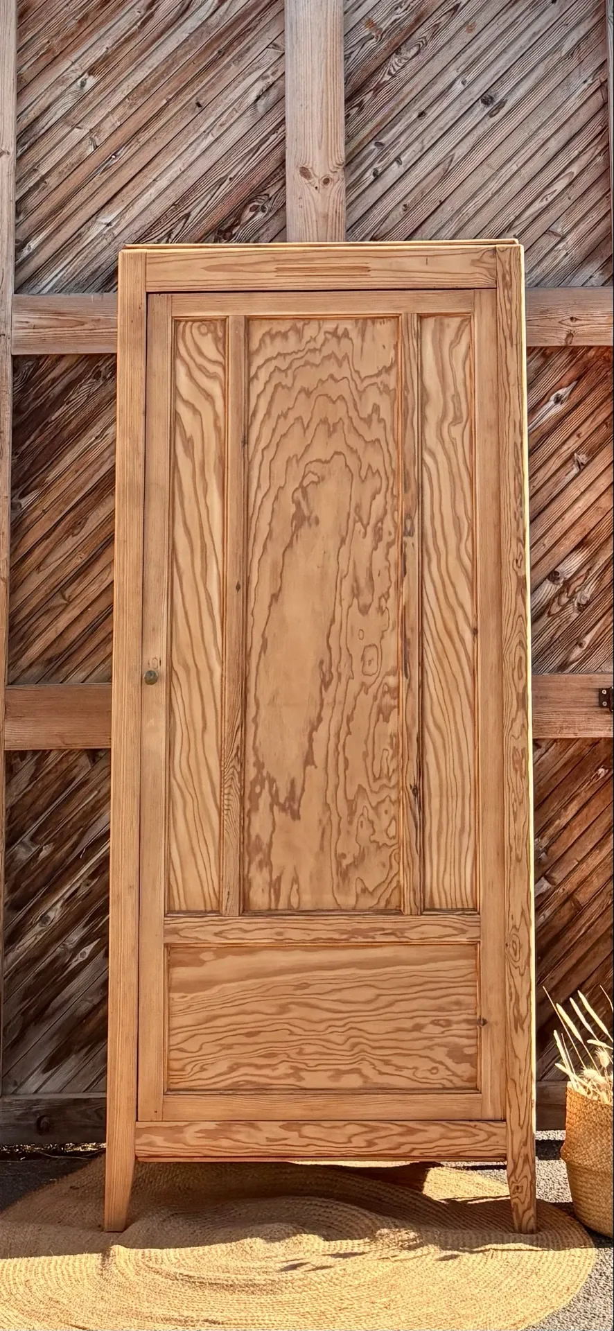 Armoire parisienne étroite ancienne en bois brut 