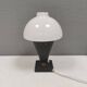 Petite lampe de table élégante avec perforations et abat-jour en verre opale blanc laiteux