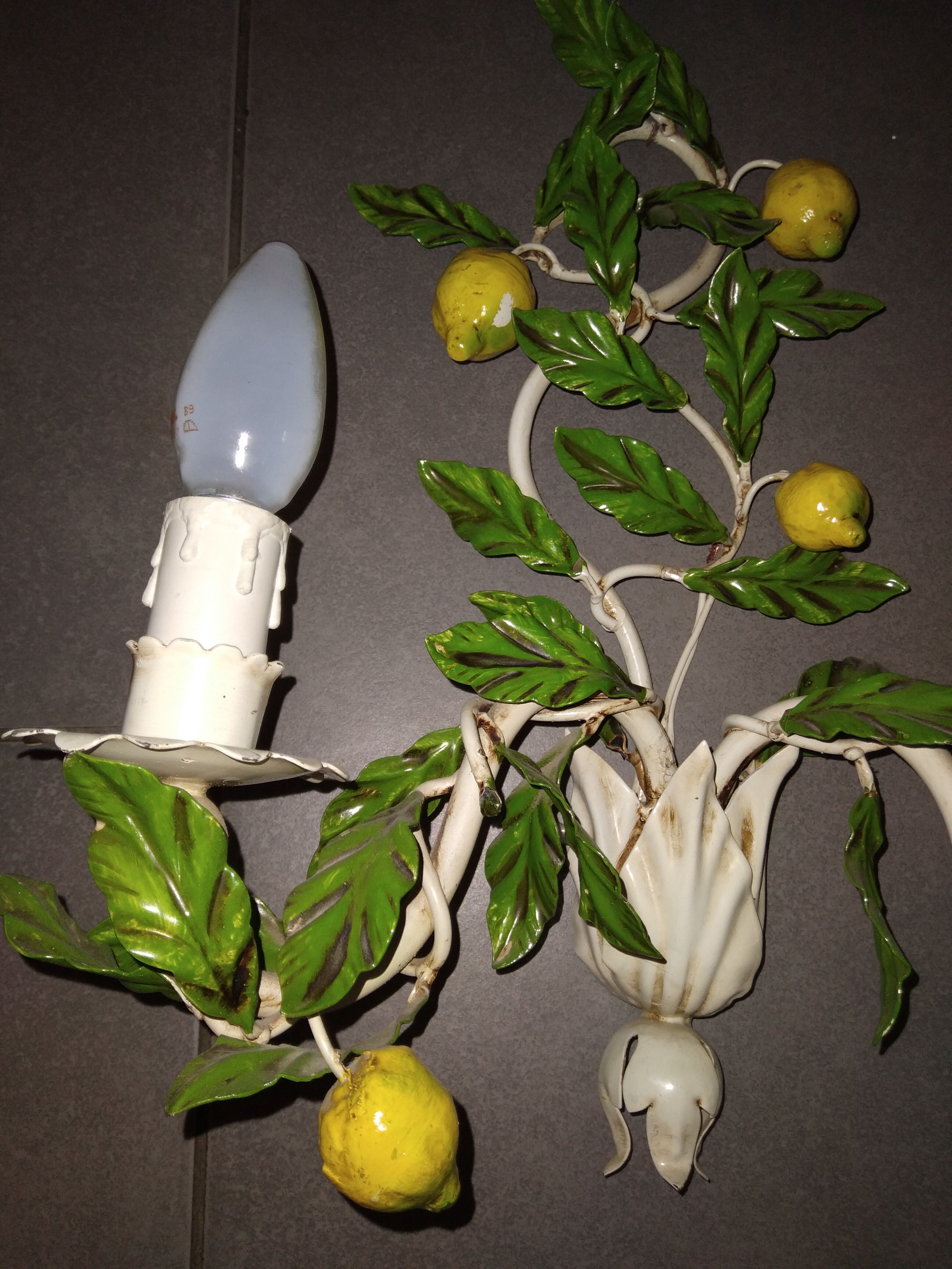 Wire wall lamp decorated with lemons