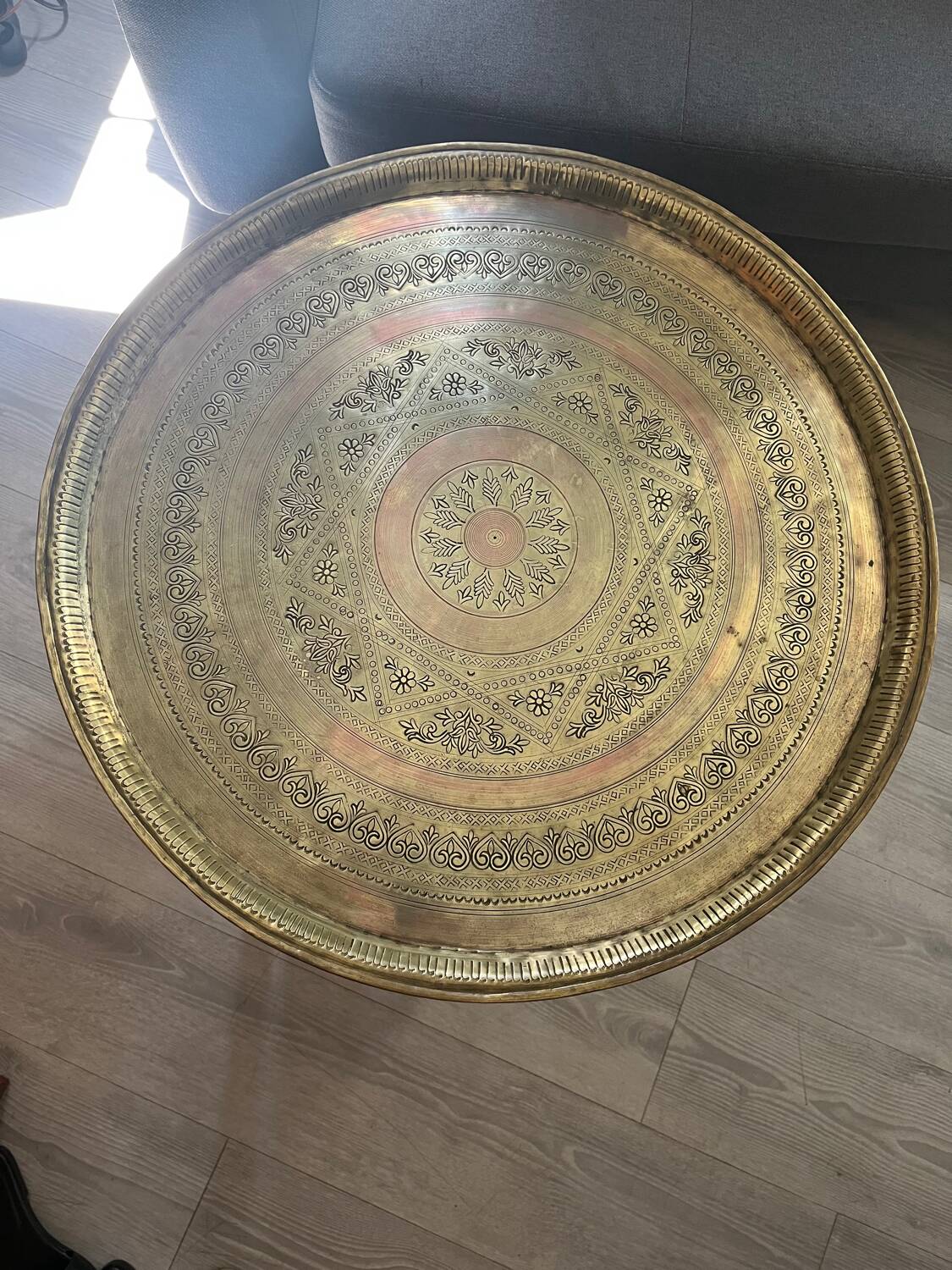 Table basse marocaine en laiton gravé et bois sculpté