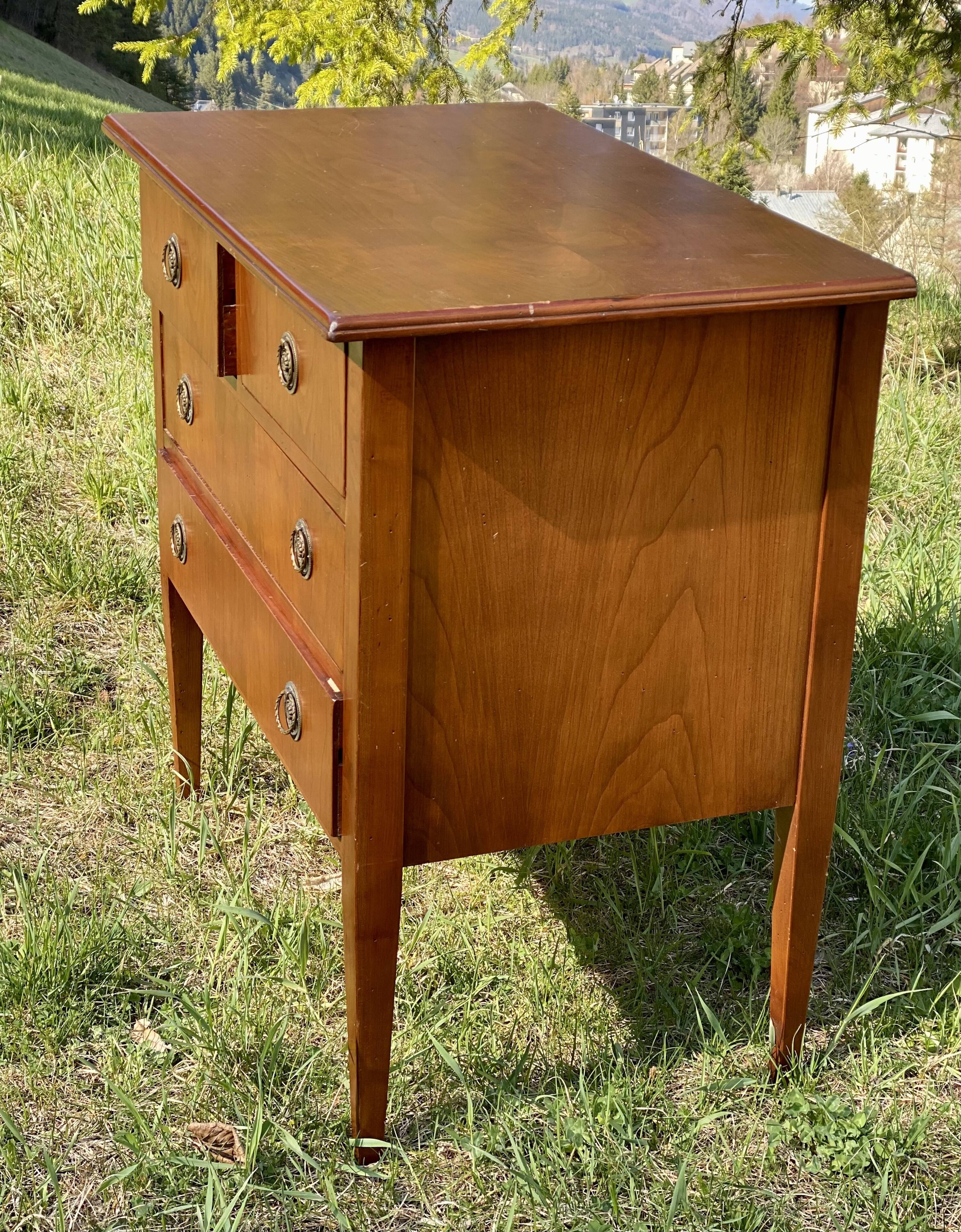 Small vintage 1970s chest of drawers with 4 drawers.