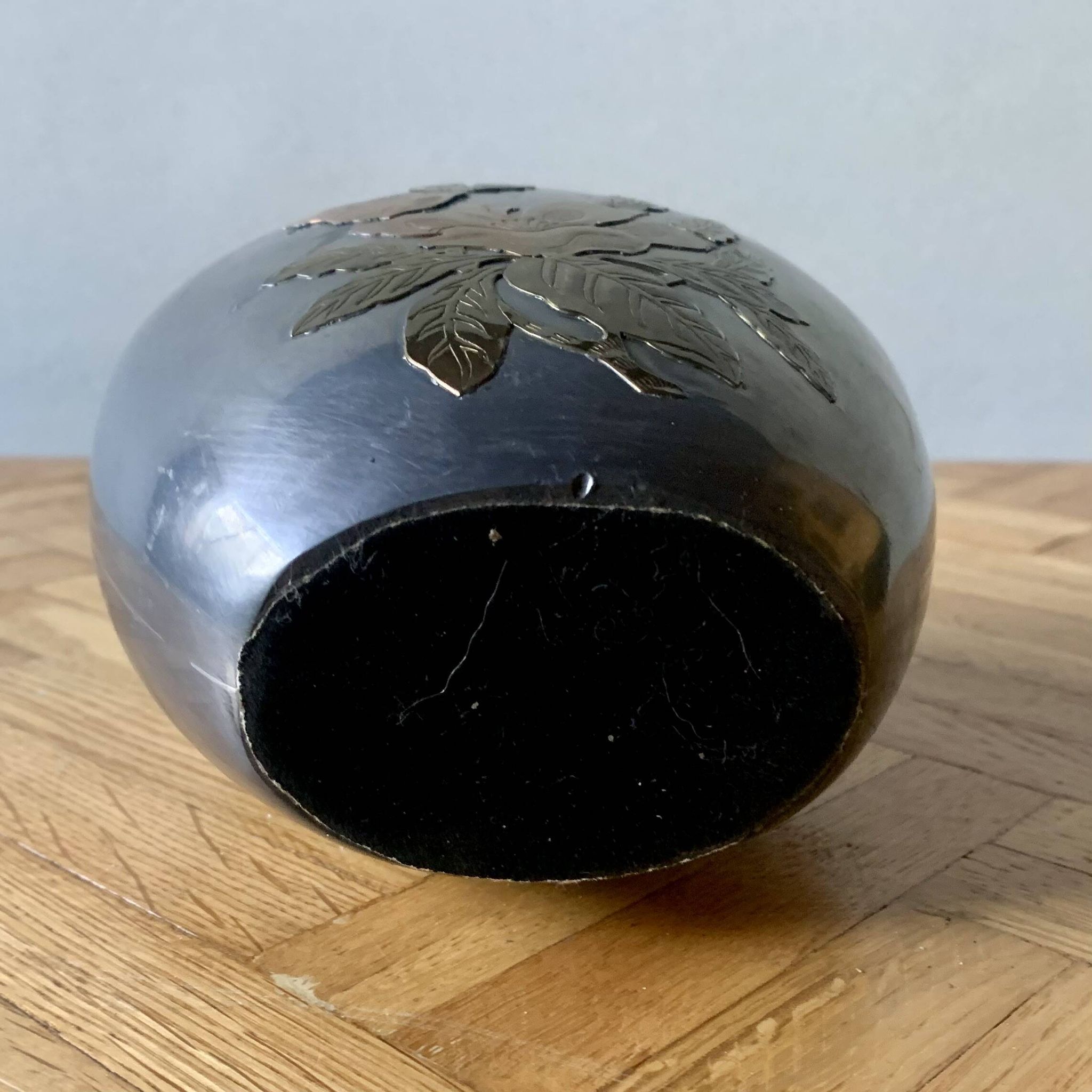 Petit vase en étain orné de fleurs en laiton
