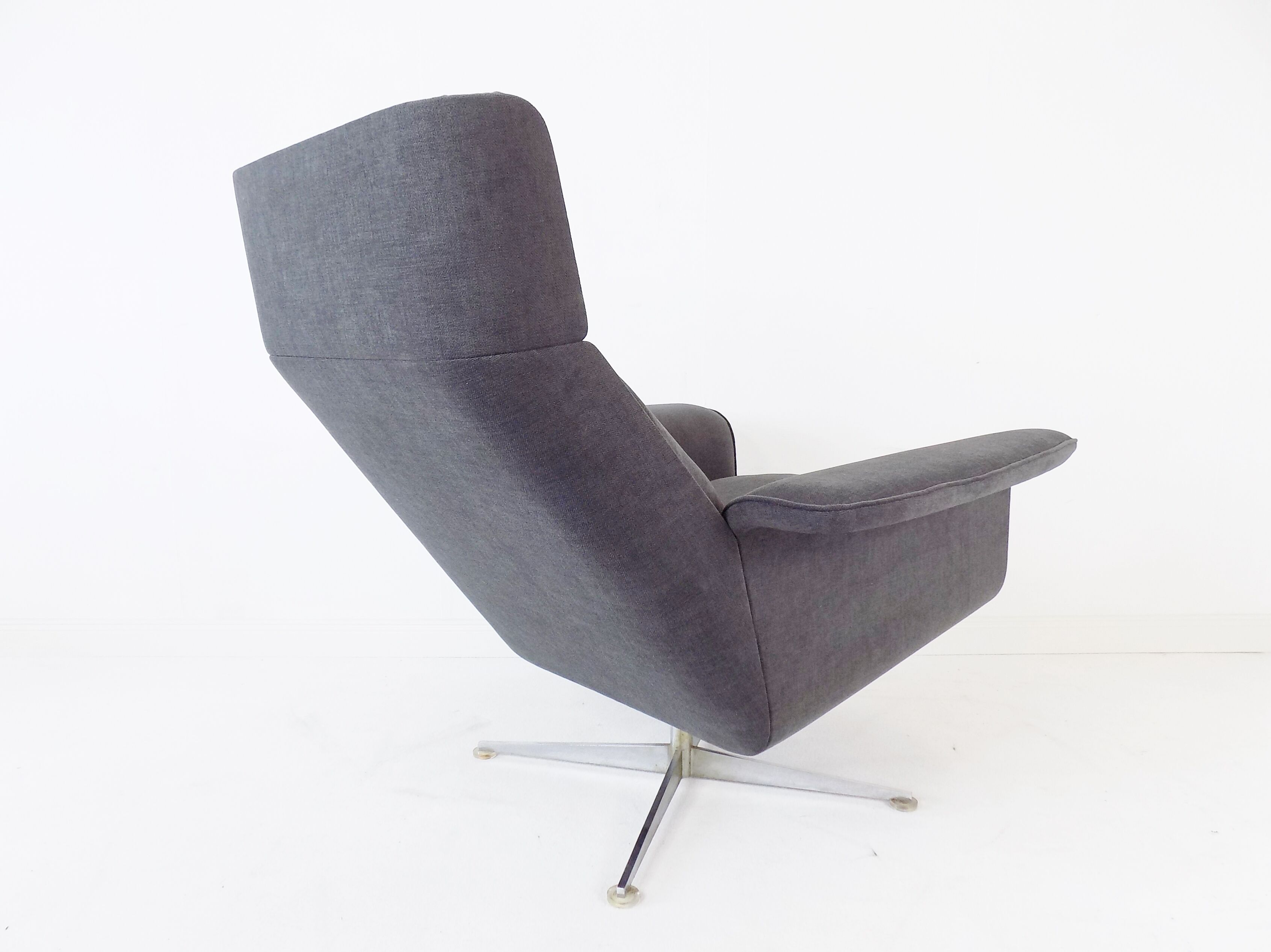 Fauteuil Kaufeld Siesta 62  grise avec pouf par Jacques Brule