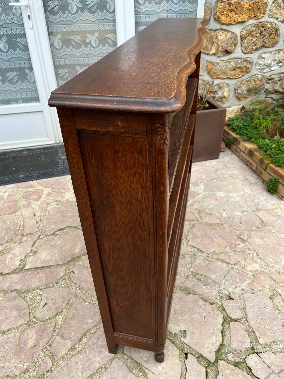 Bibus bookcase in carved wood