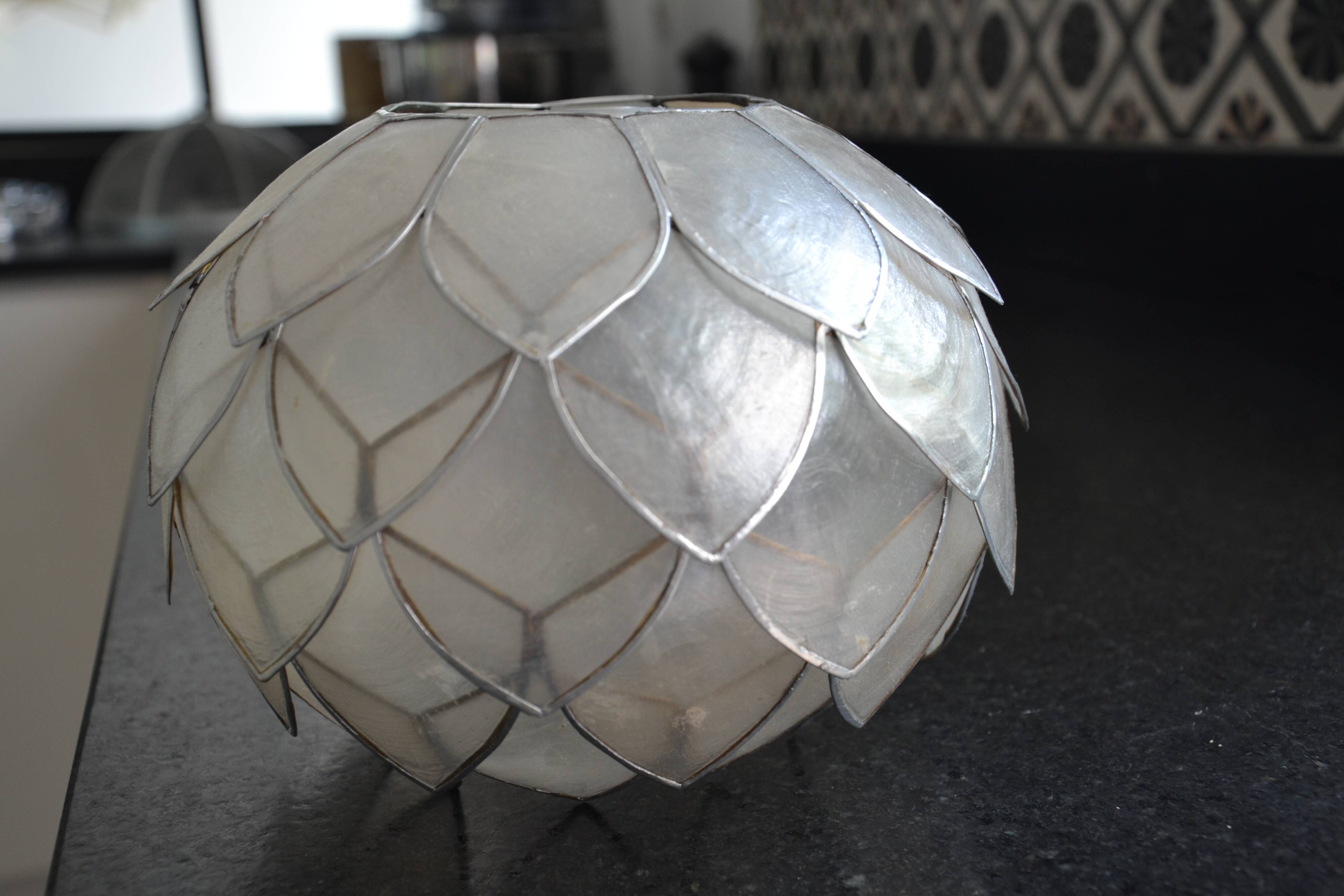 Flower-shaped mother-of-pearl lampshade