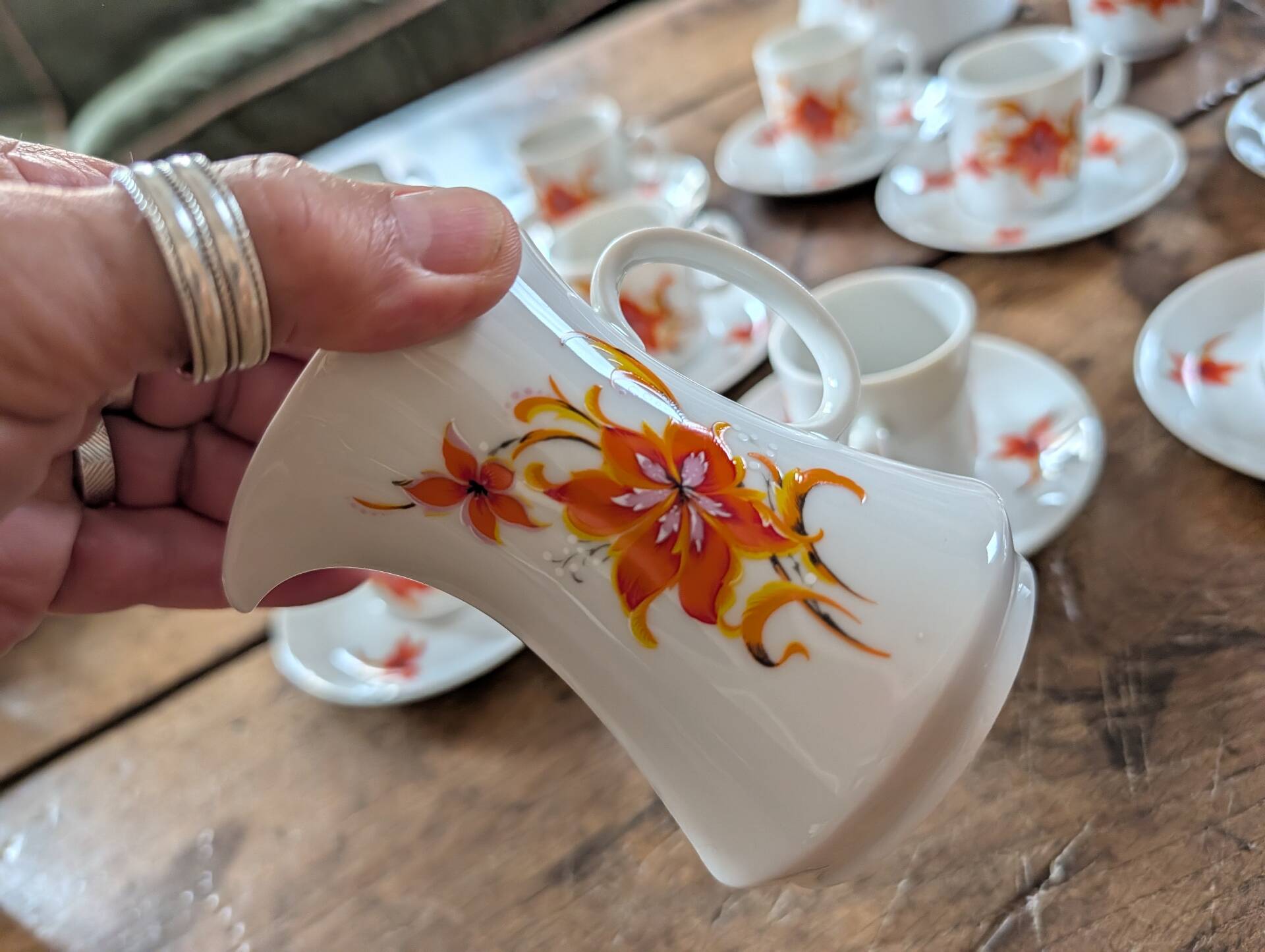 Service Winterling 70s – flamboyant floral orange décor