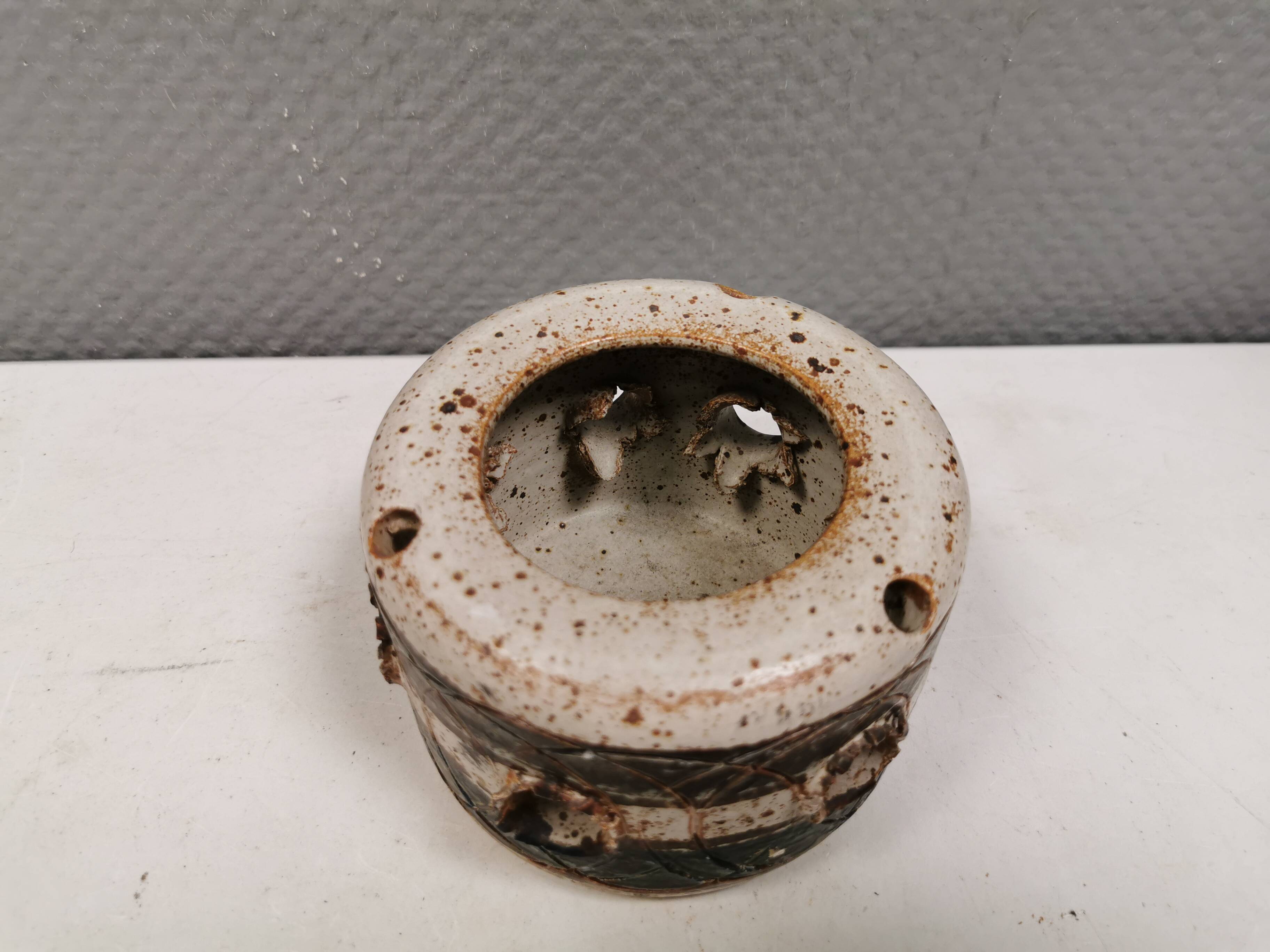 Beautiful ceramic candle holder for tealights.