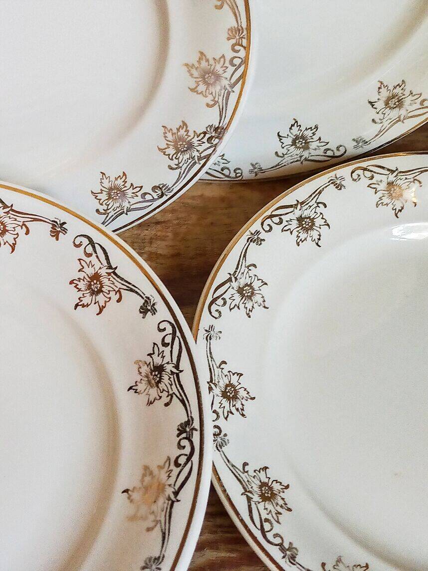 Eight Villeroy & Boch dessert plates with gold decor