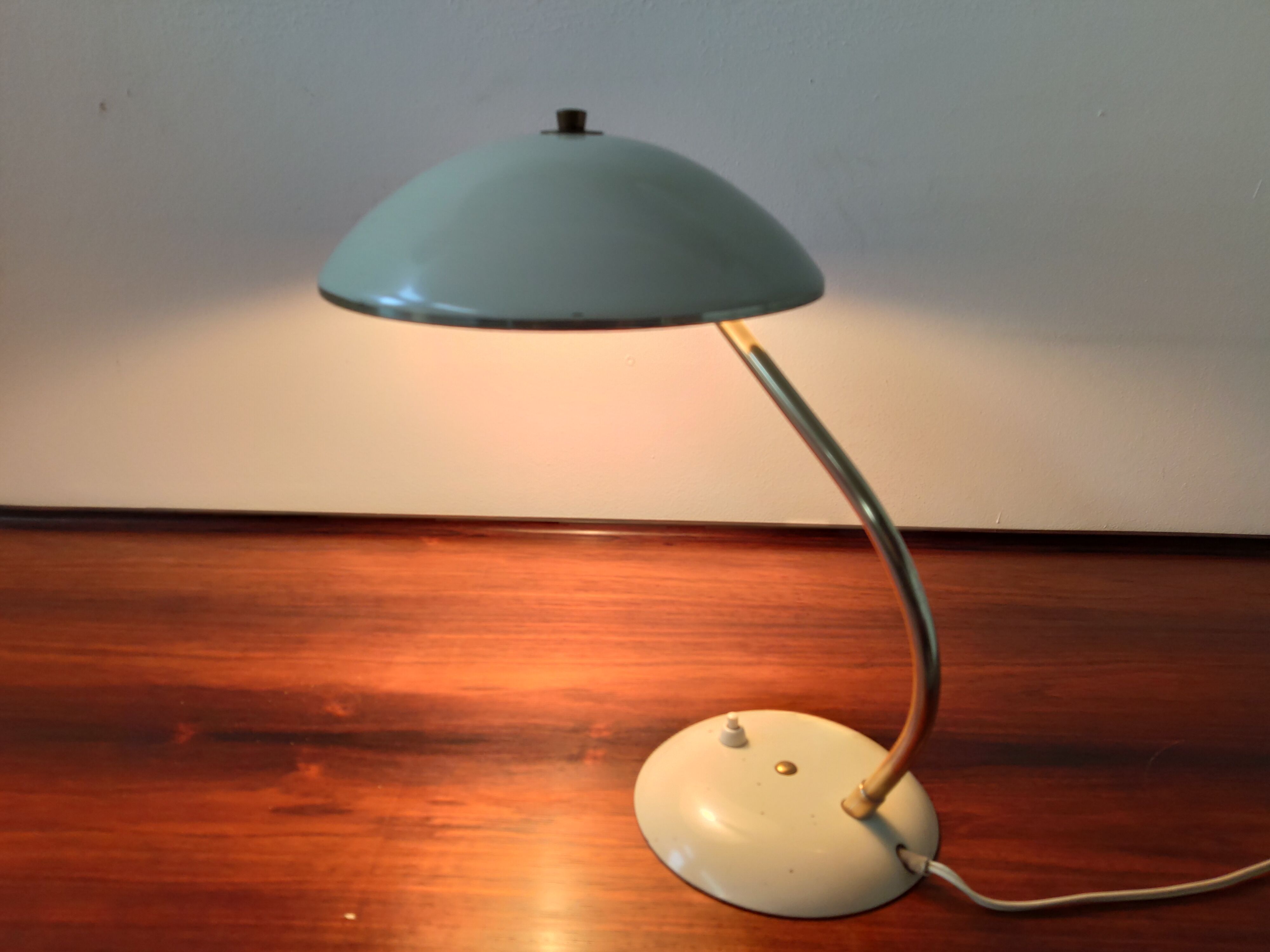 Brass and metal-laying lamp