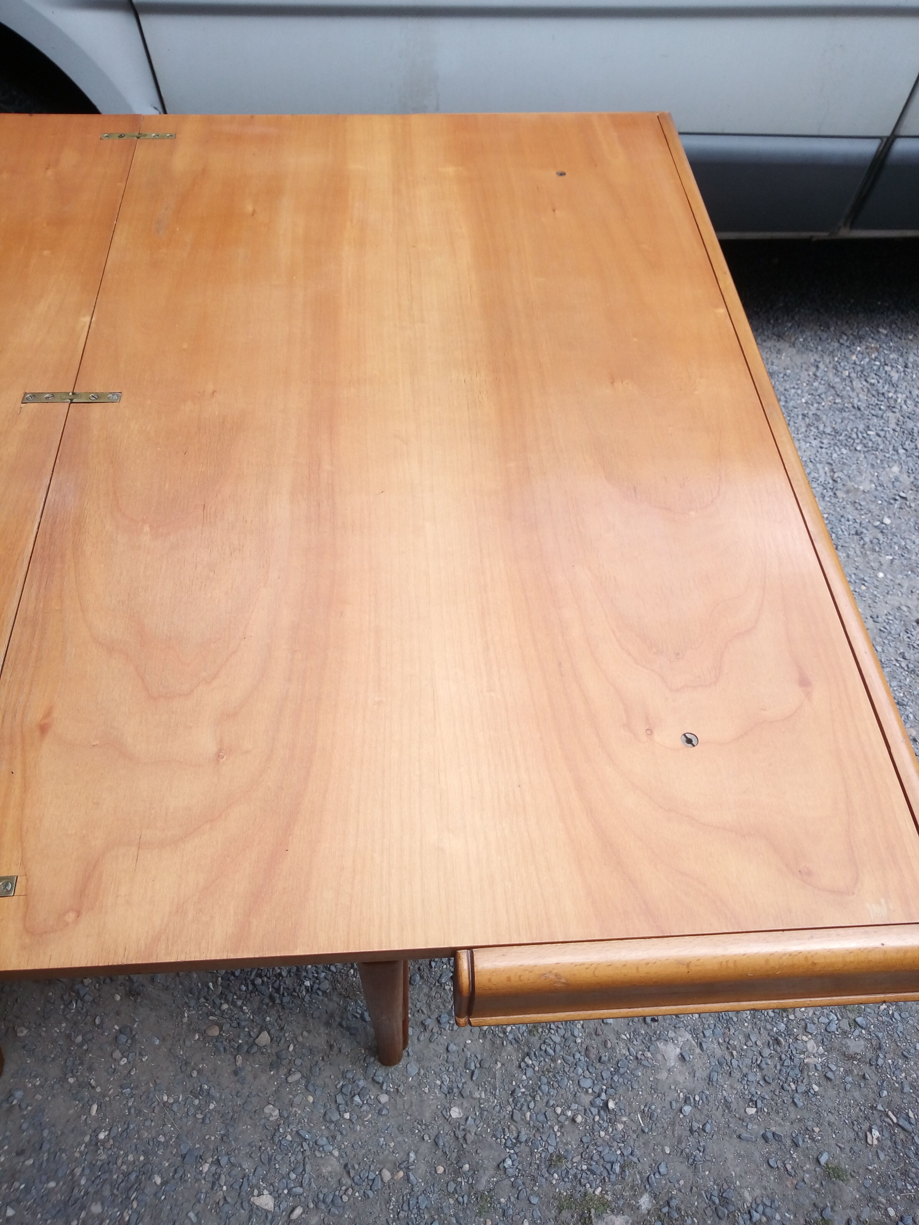 Uplifting coffee table