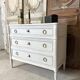 Commode de style Louis XVI peinte blanc
