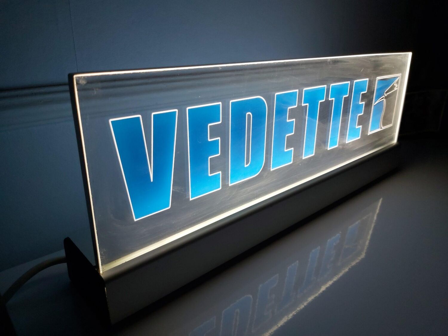 Illuminated advertising sign vedette
