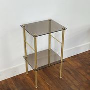 Tables d’appoint en verre et laiton