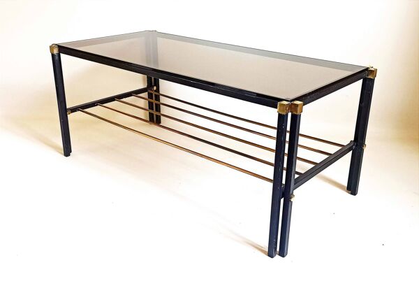 Table basse porte revue Années 60 verre fumé métal et laiton Largeur 94,2 cm