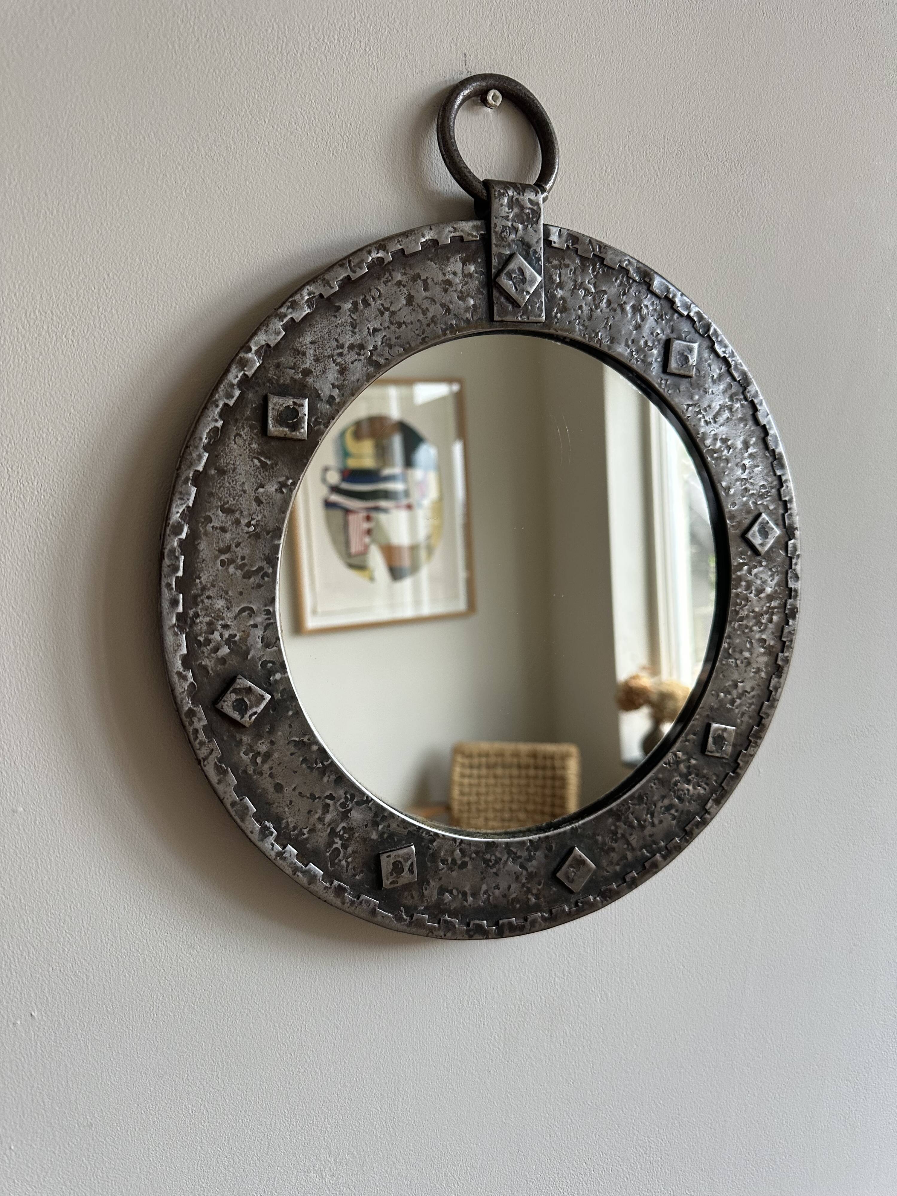 Miroir mural rond brutaliste des années 1950.