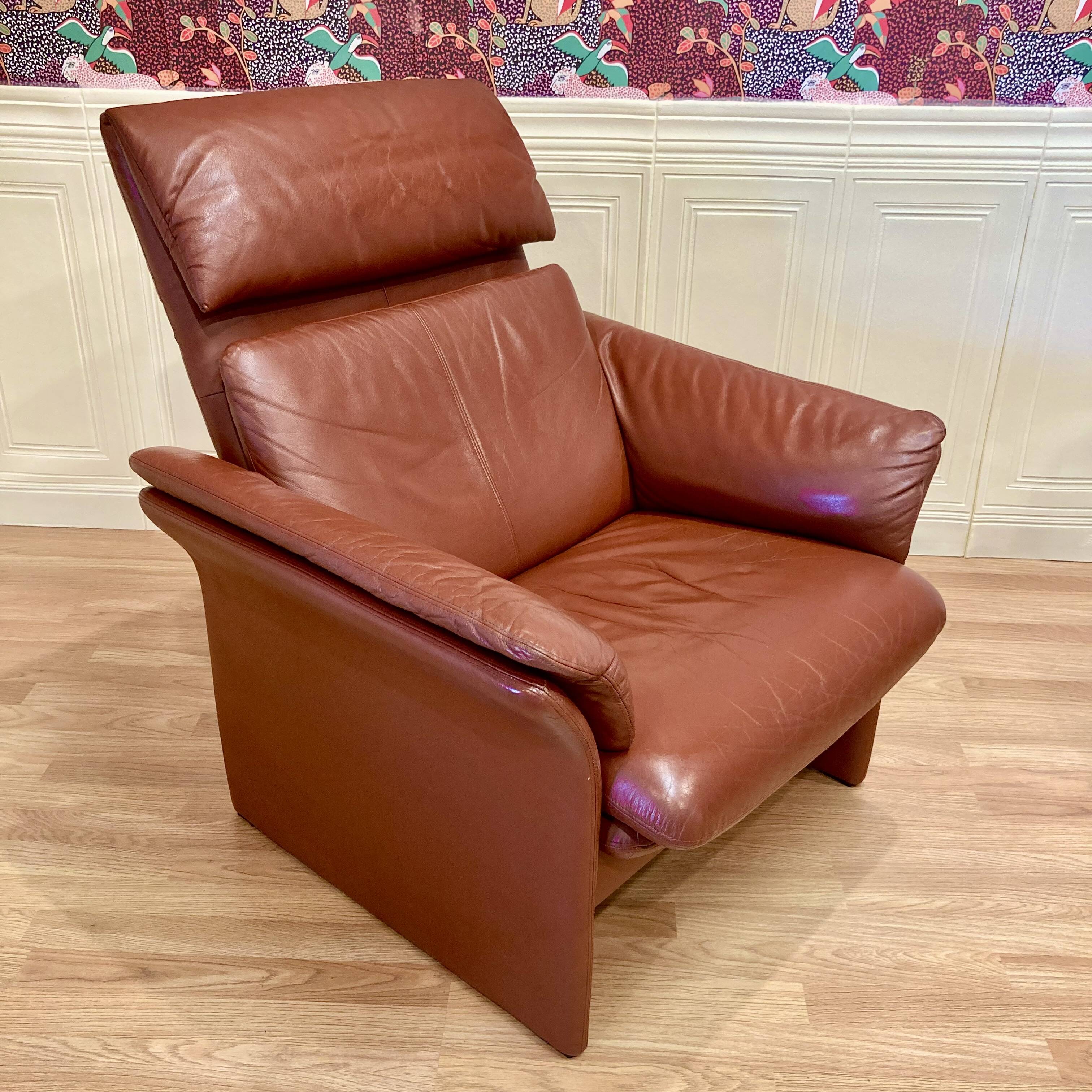 Adjustable and modular leather design armchair.