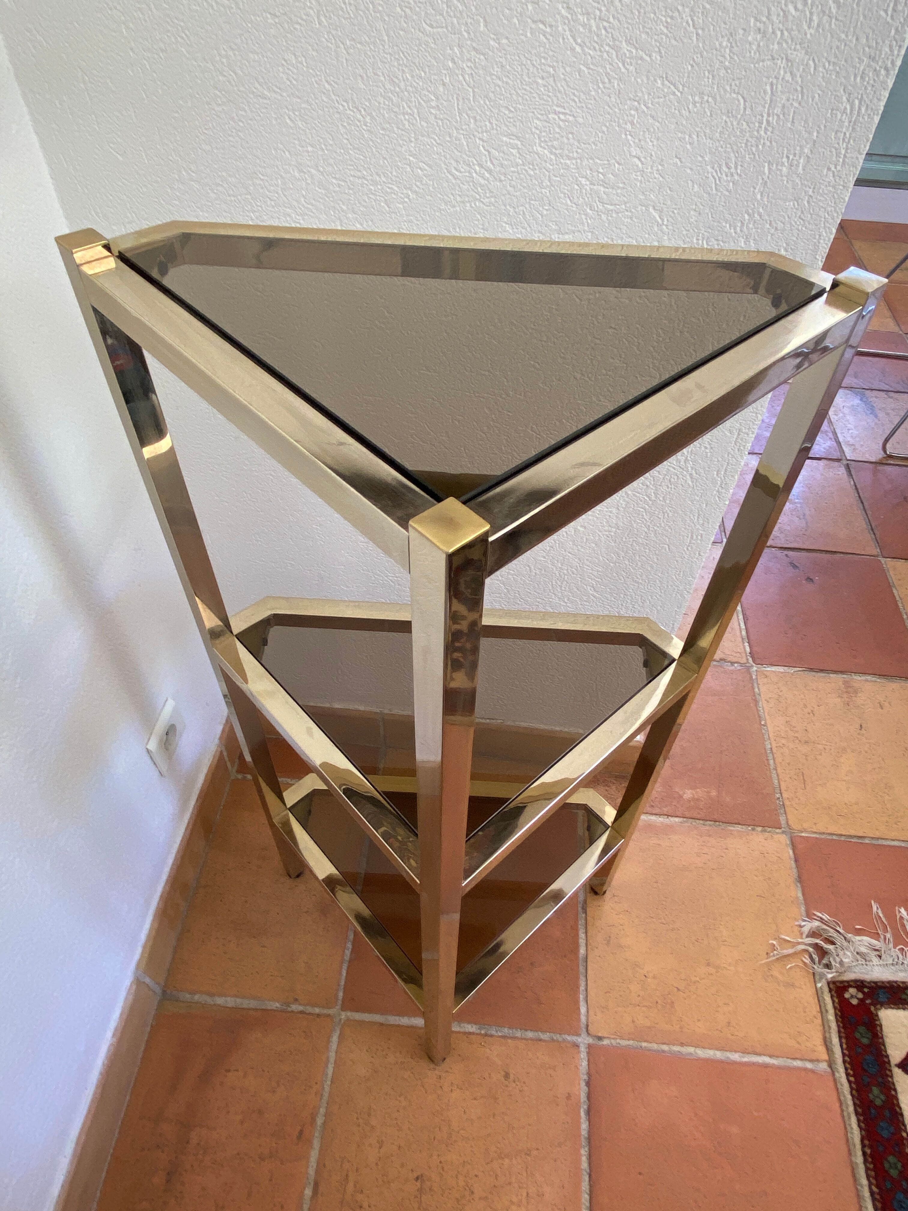 Console d’angle en laiton et verre fumés