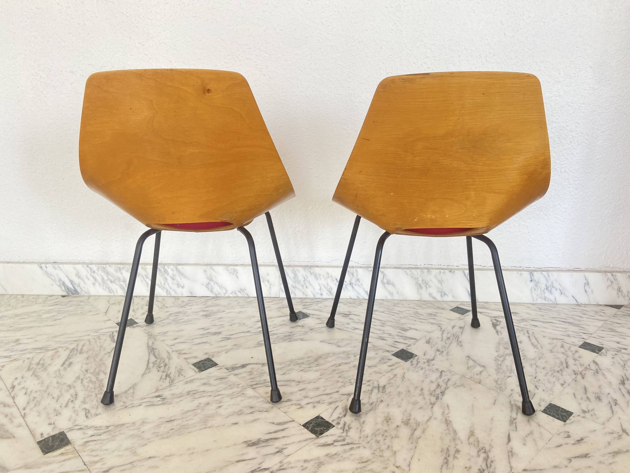 Paire de chaises tonneau par Pierre Guariche pour Steiner, années 50.