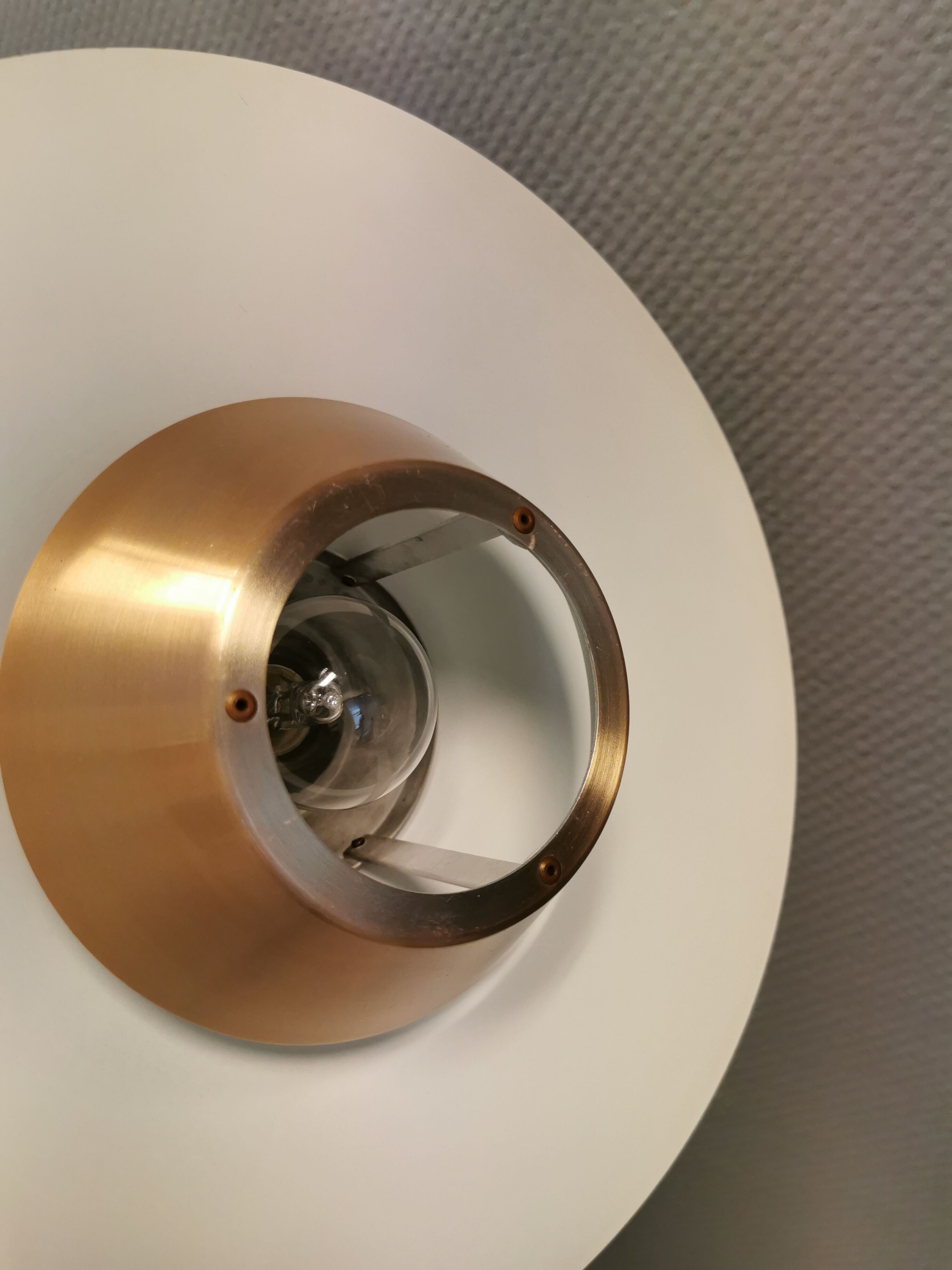 Ufo-like Danish hanging lamp, estimated from the 80s, made in copper colored lacquer.