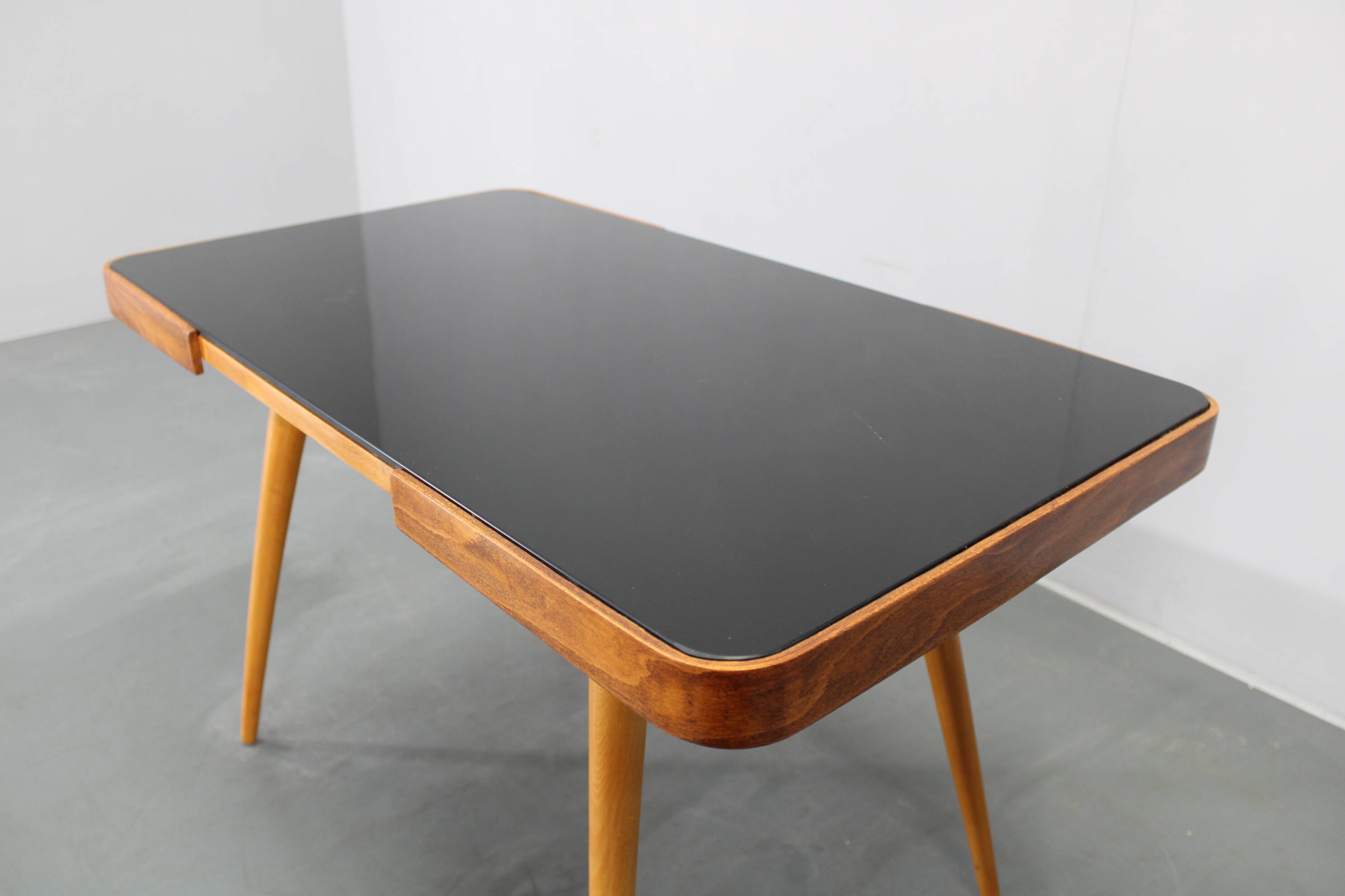 Table basse en hêtre et en verre opaque, années 1960, Tchécoslovaquie