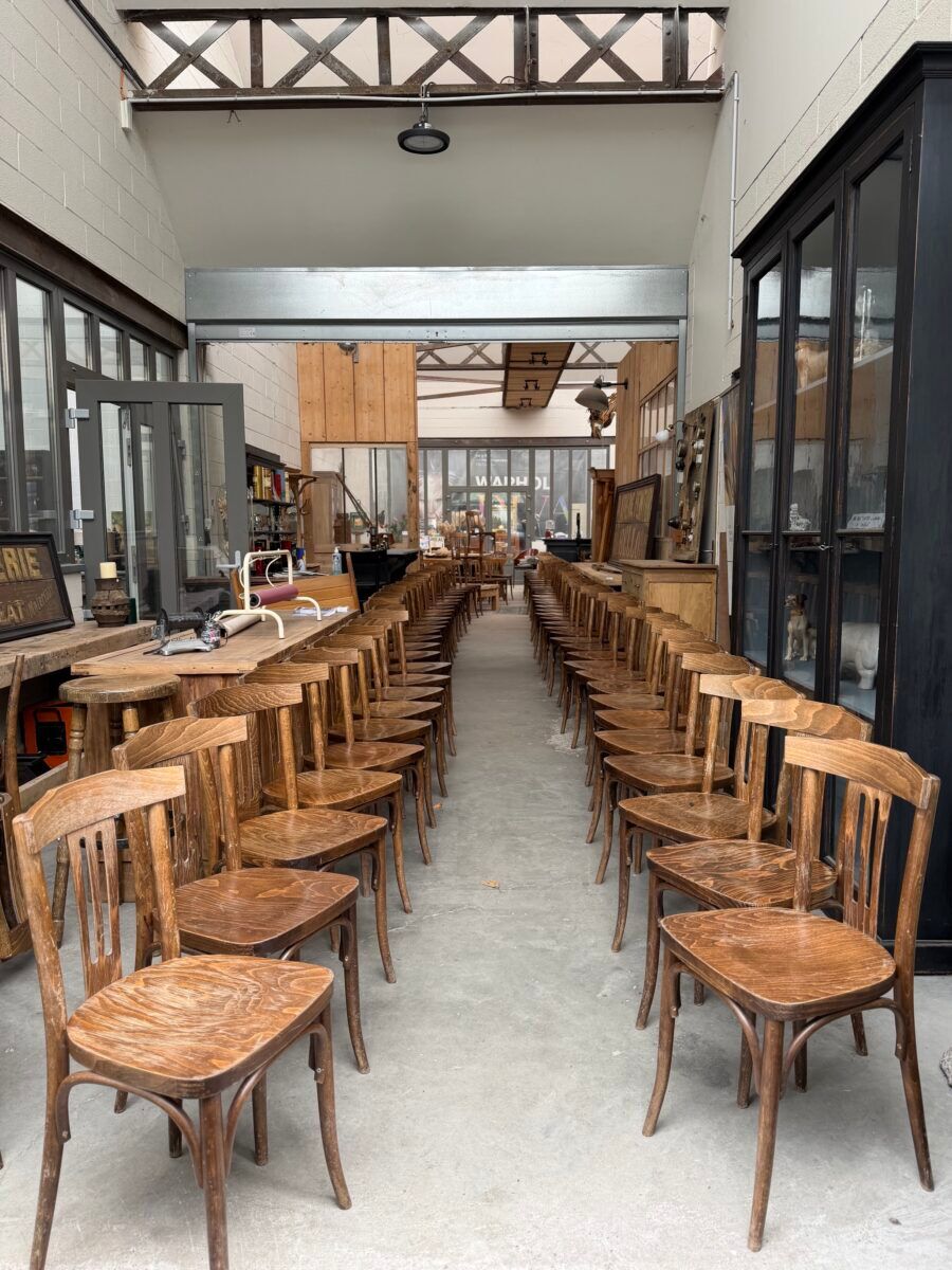 Suite de 54 chaises de bistrot