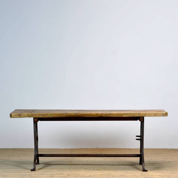 Table Industrielle Avec Un Plateau En Vieux Pin