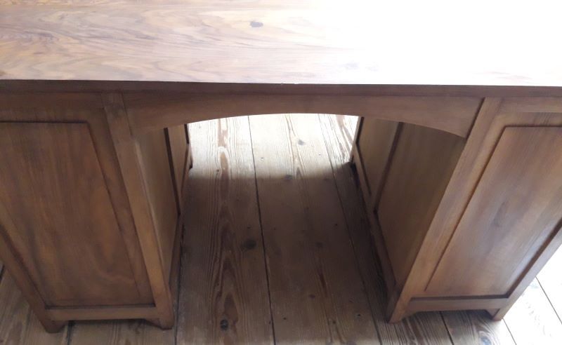 Minister's desk in walnut with drawers