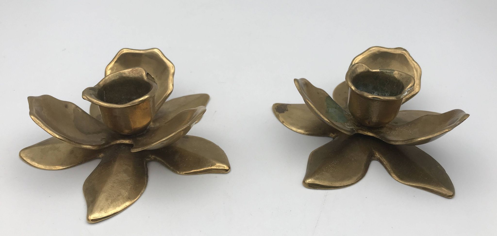 Pair of brass candle holders, duo of flowers vintage, 1970s