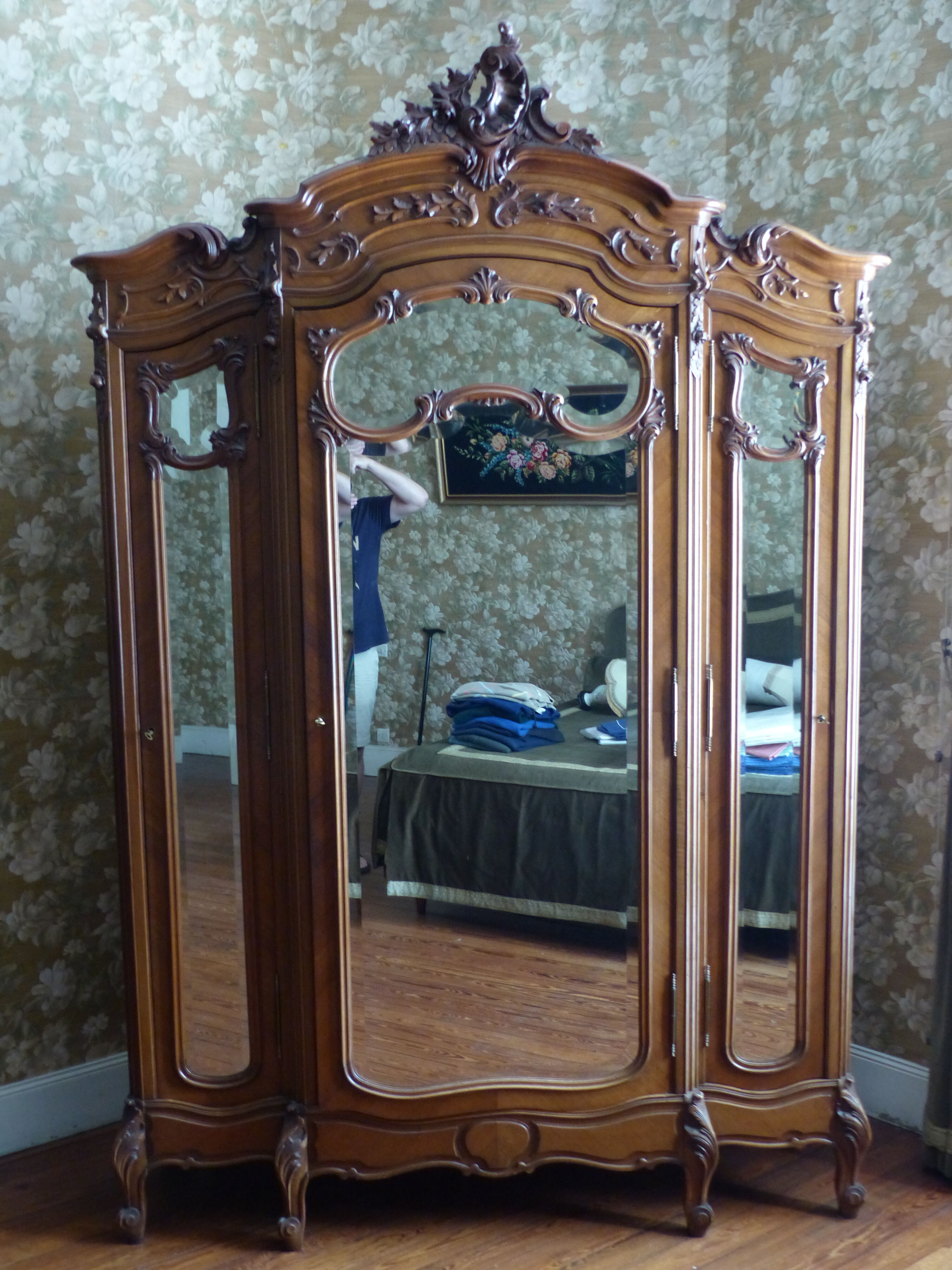 Wardrobe style Louis XV rocaiile 1900 carved walnut
