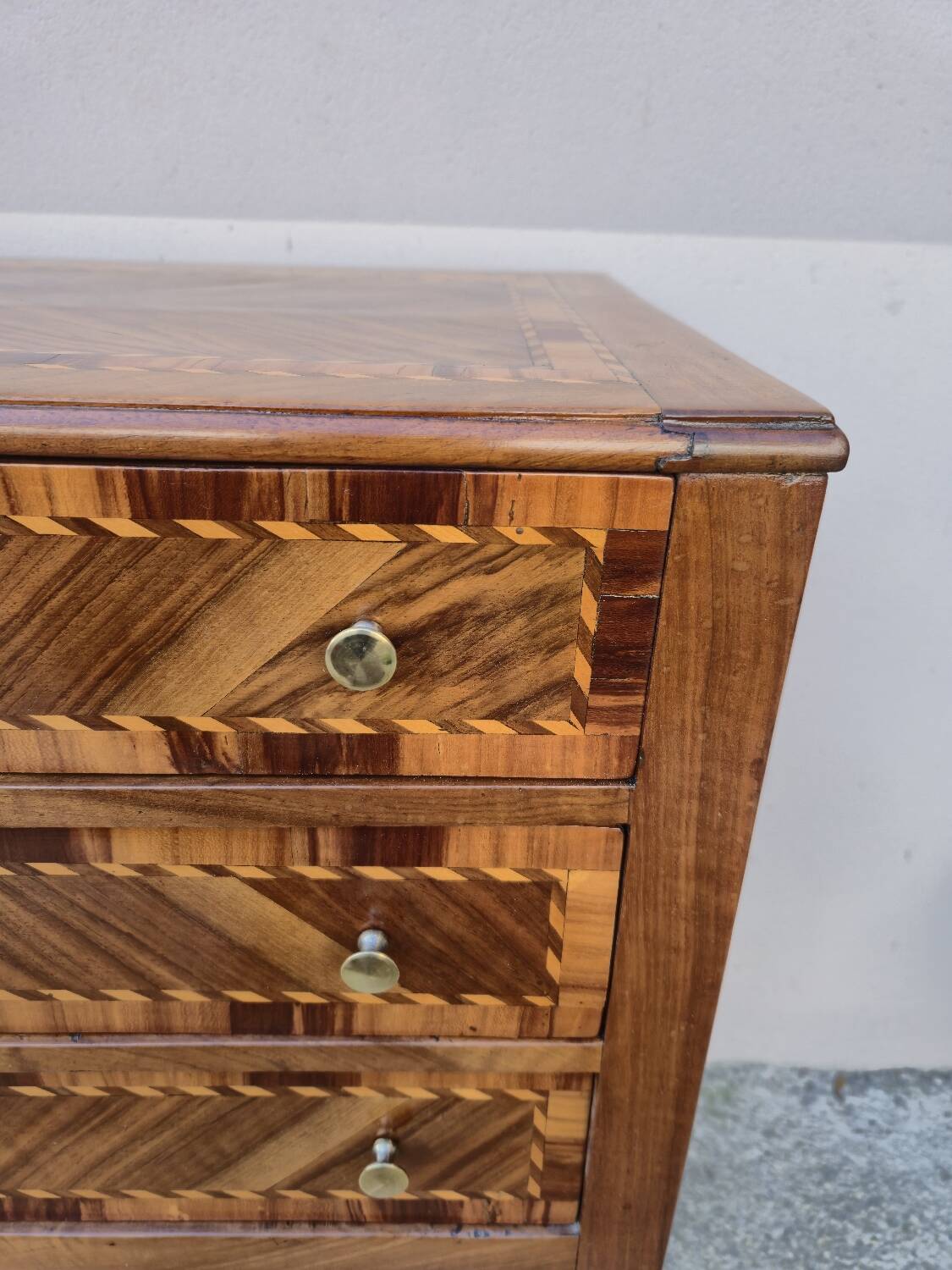 Commode Chiffonnier d'époque Louis XVI en marqueterie
