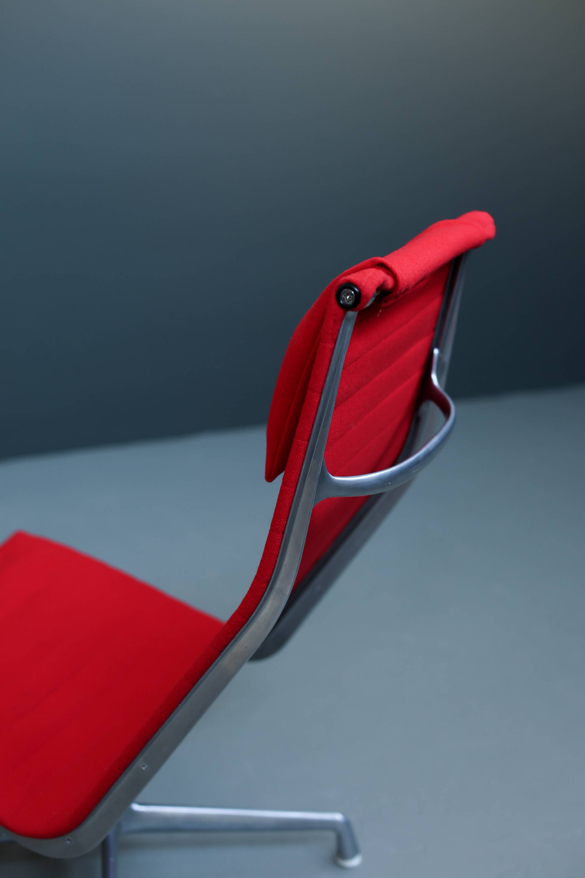 Aluminum Lounge Chair EA125 by Charles & Ray Eames for HERMAN MILLER