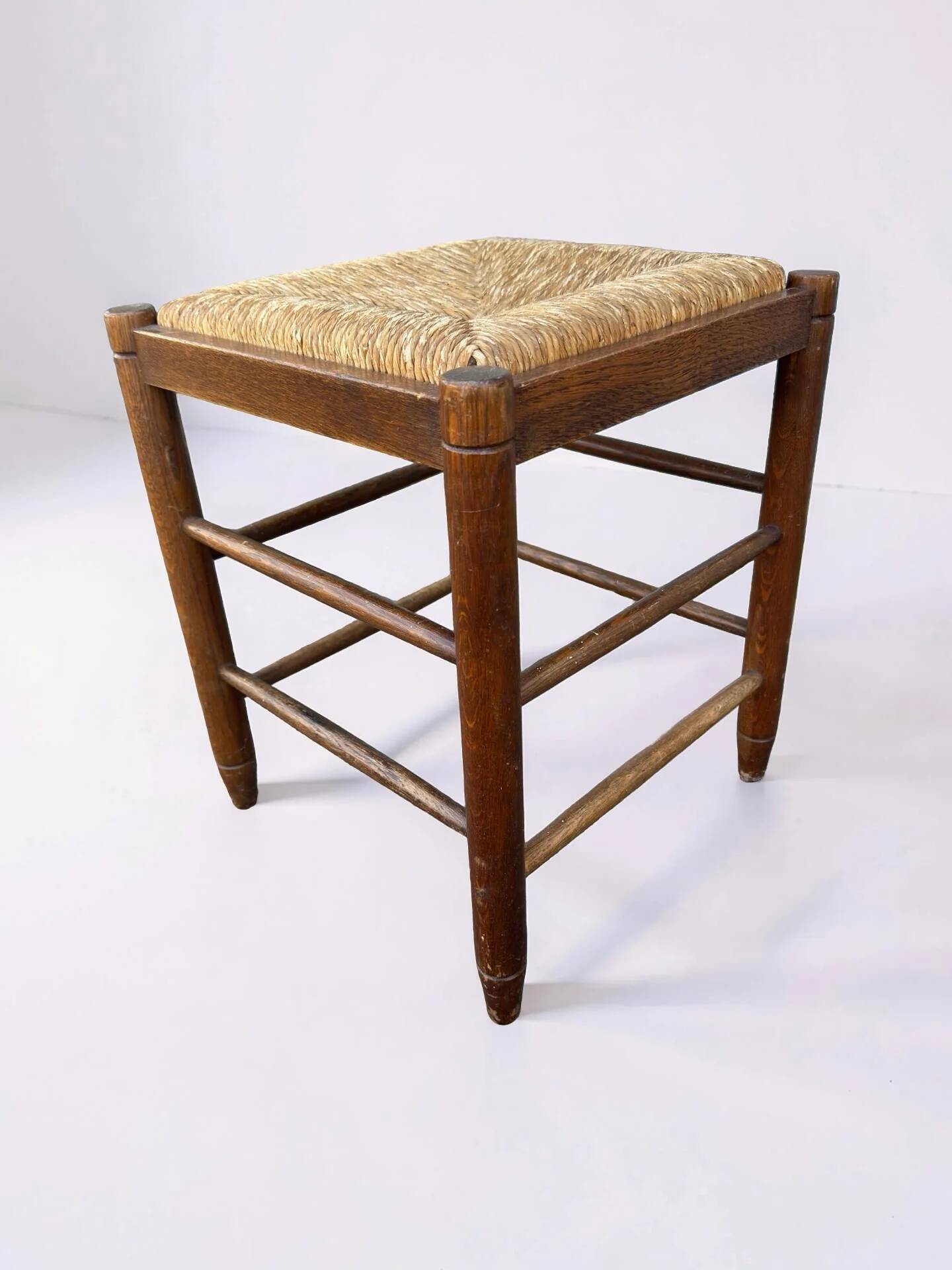 Tabouret vintage avec assise en paille