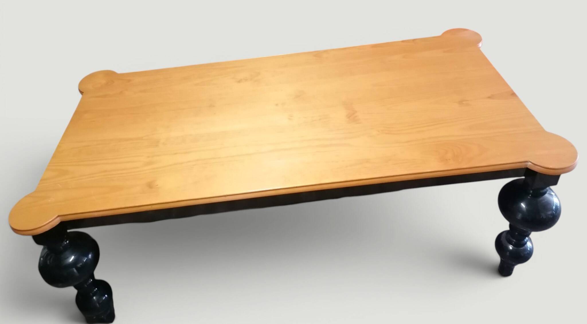 Grande table à manger design en bois clair et bois laqué noir. 2x1m