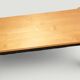 Grande table à manger design en bois clair et bois laqué noir. 2x1m