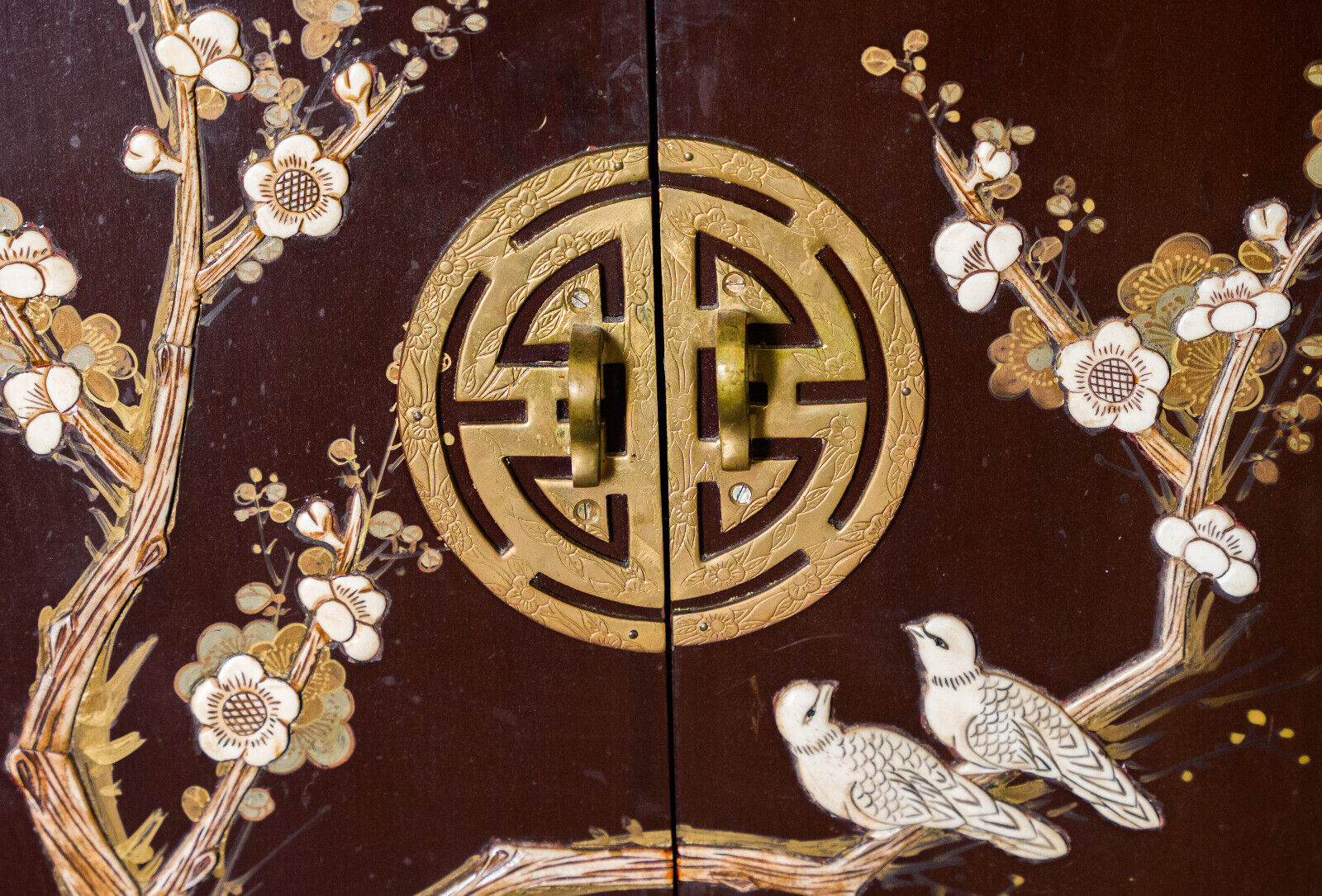 Chinese furniture XXth Red lacquer Decor of branches and birds