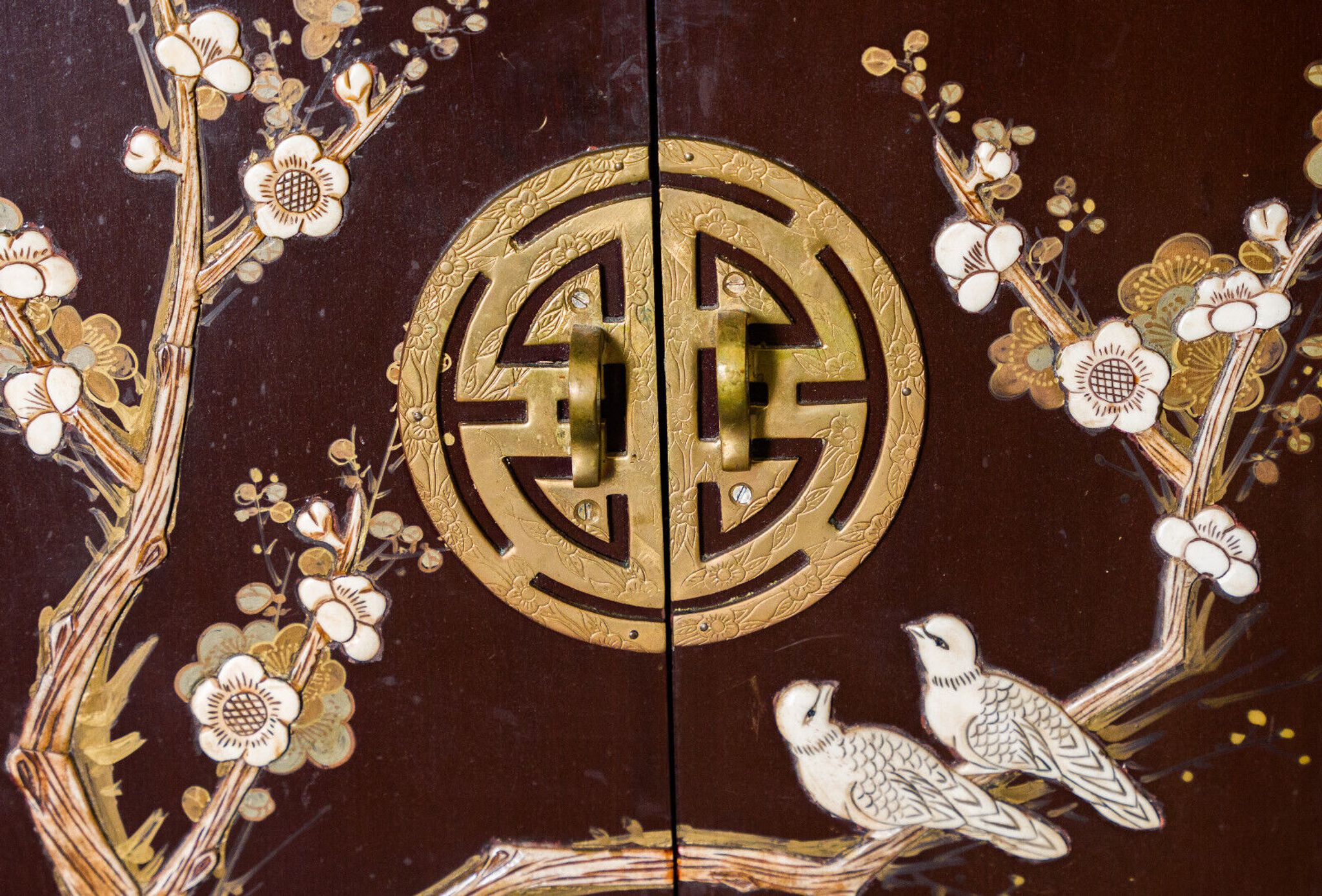Chinese furniture XXth Red lacquer Decor of branches and birds